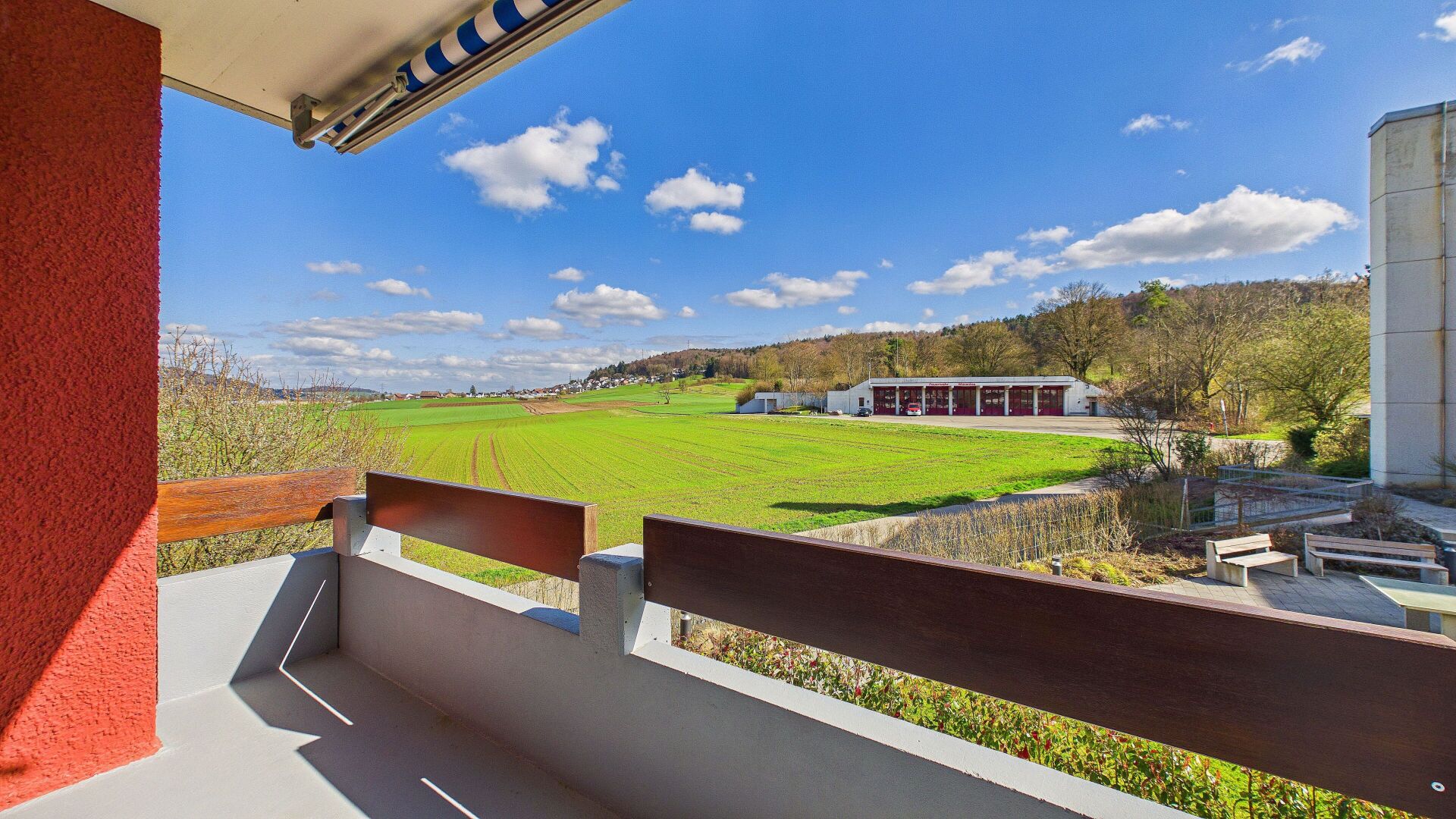 Balkon mit weitem Landschaftsblick