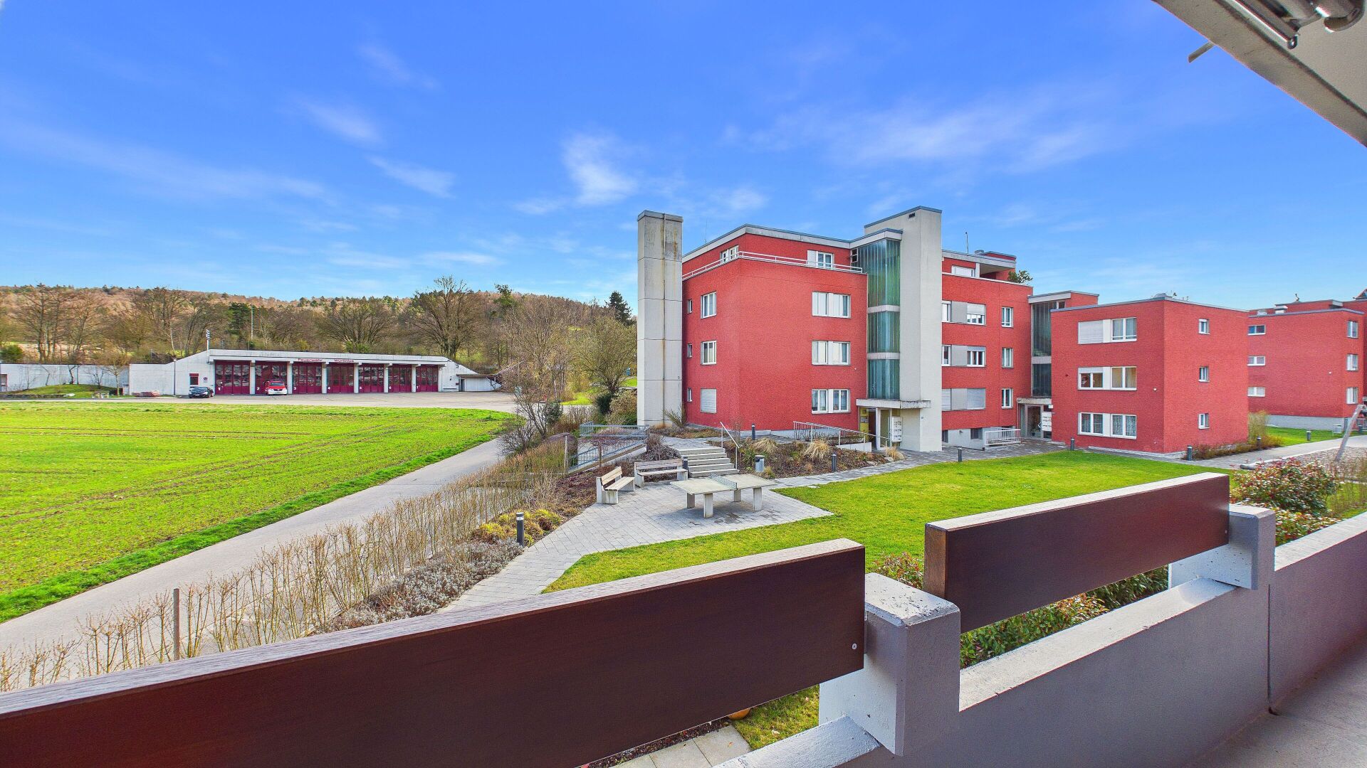 Außenansicht eines modernen Wohngebäudes mit Innenhof