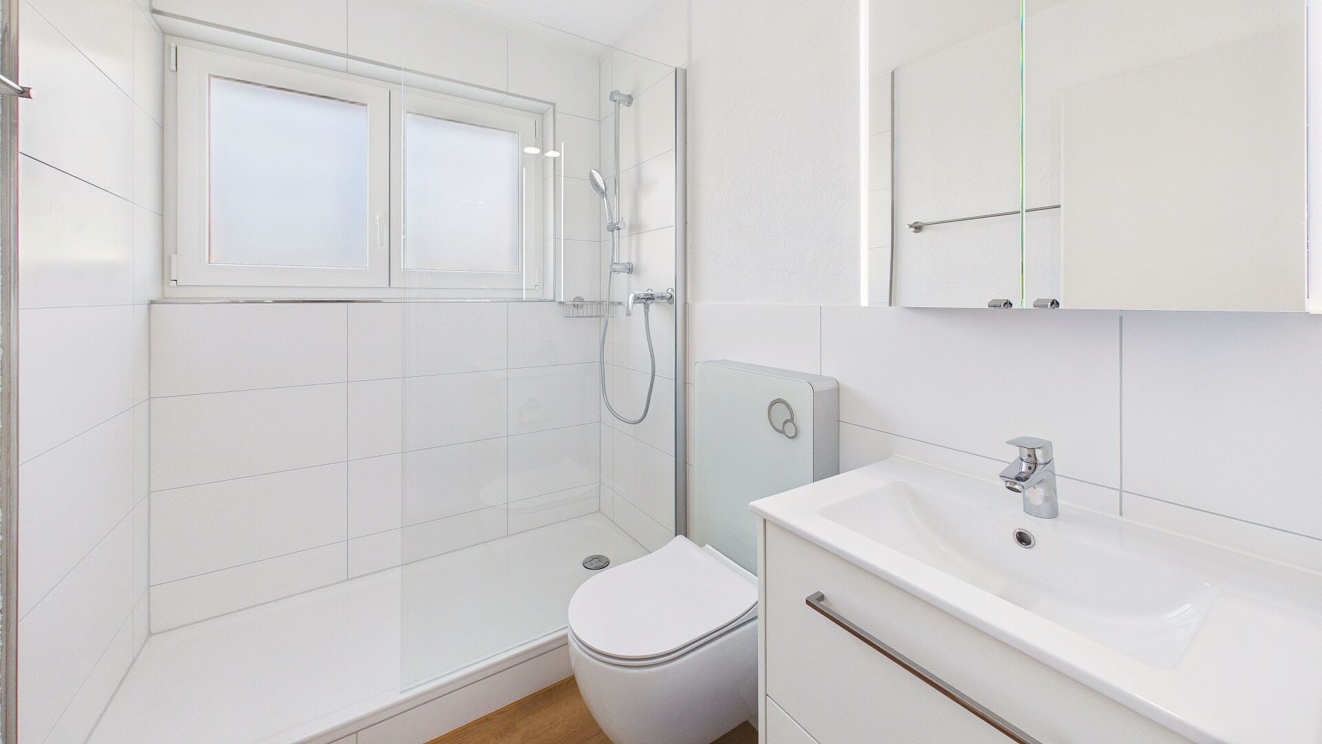 Modernes Badezimmer mit Dusche und WC
