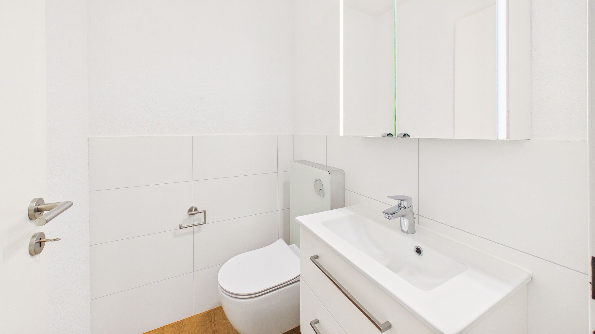 Modernes kleines Badezimmer mit wandhängendem WC und Waschtisch