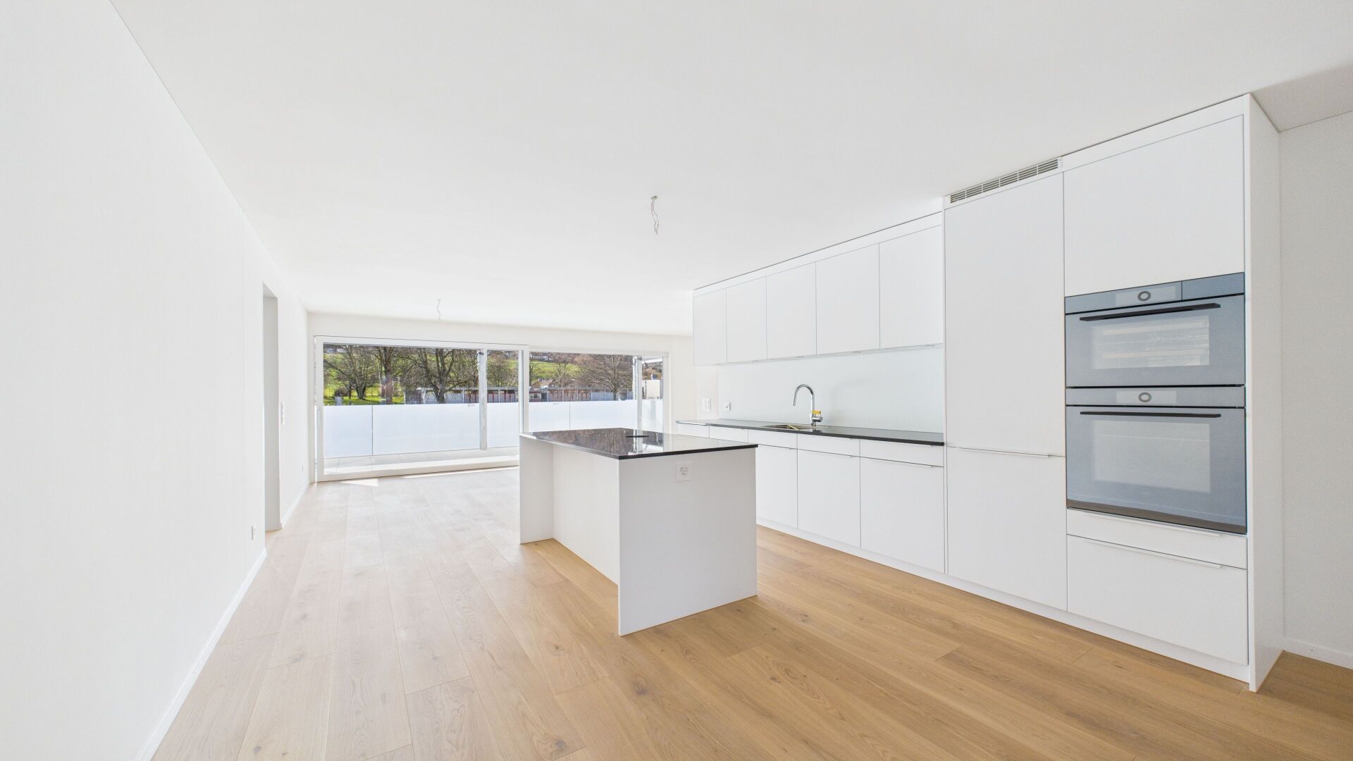 Offene moderne Küche mit Balkonblick