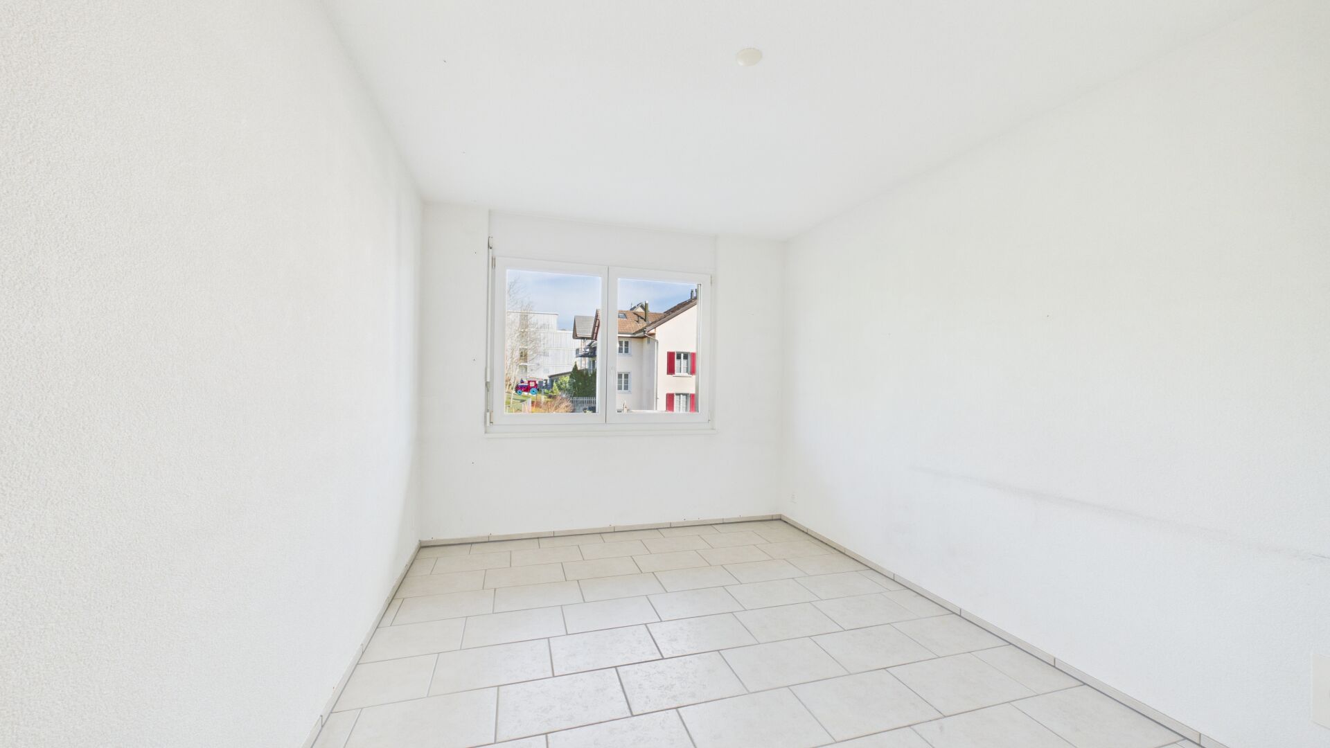 Helles, leeres Zimmer mit Fenster