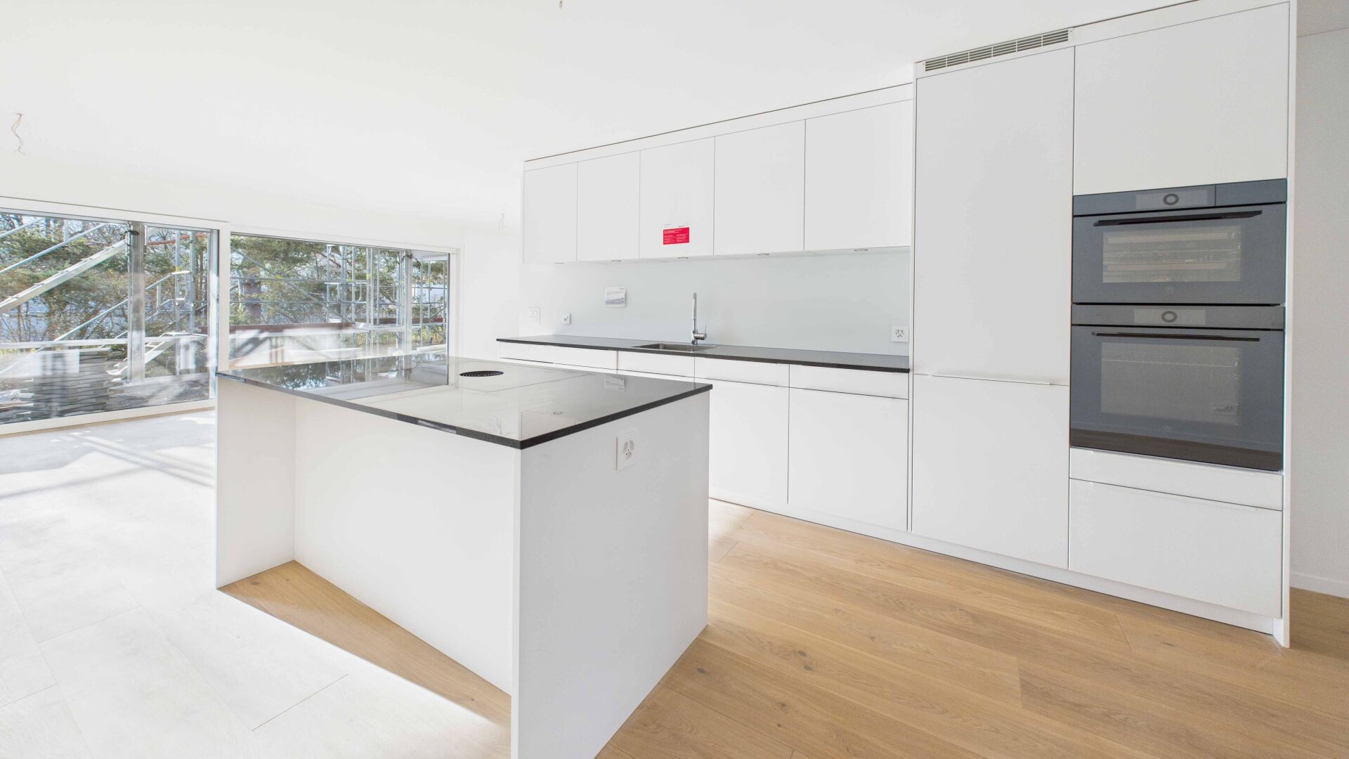 Moderne weiße Küche mit Insel