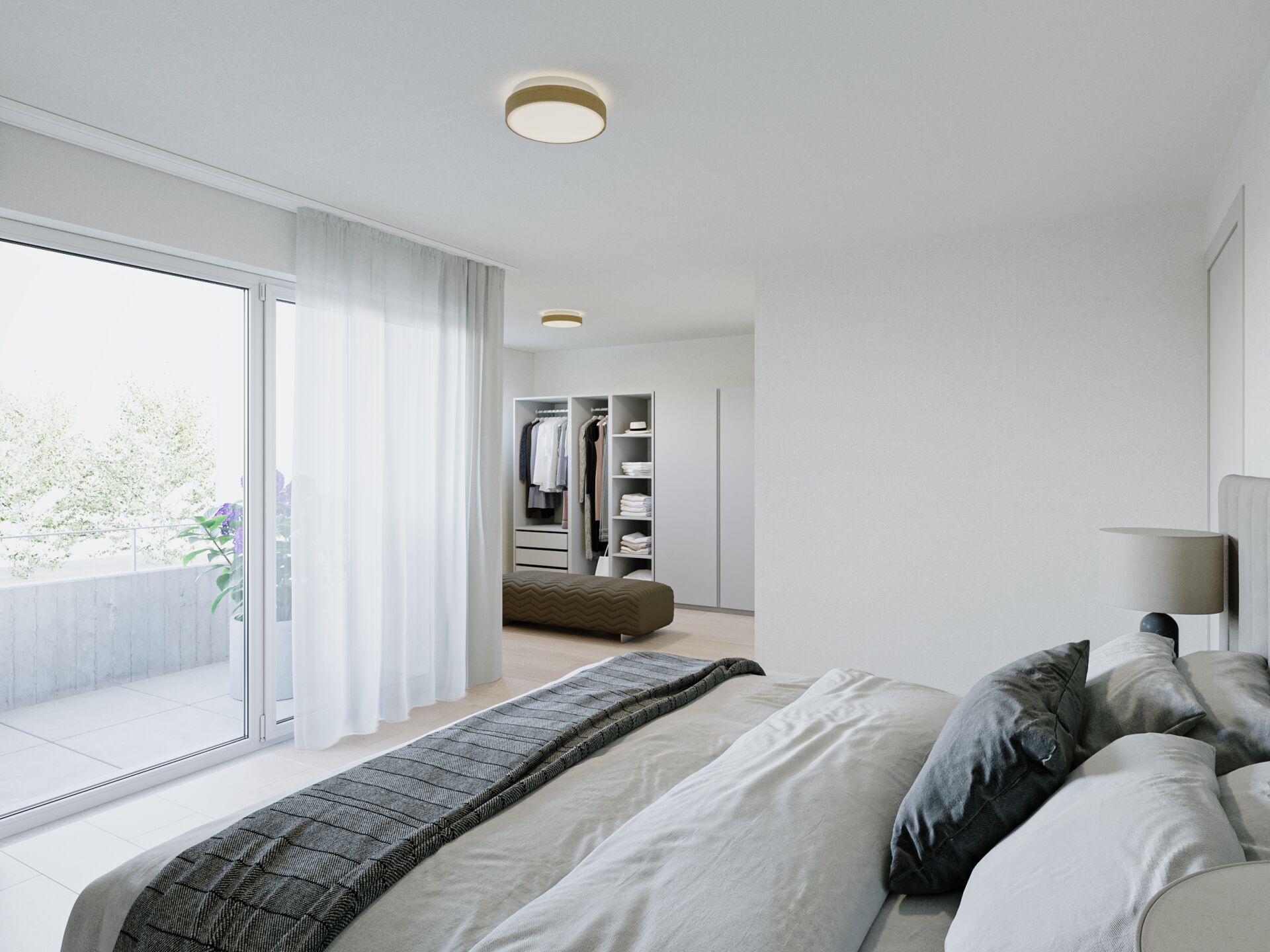 Helles Schlafzimmer mit Balkon und Ankleidebereich