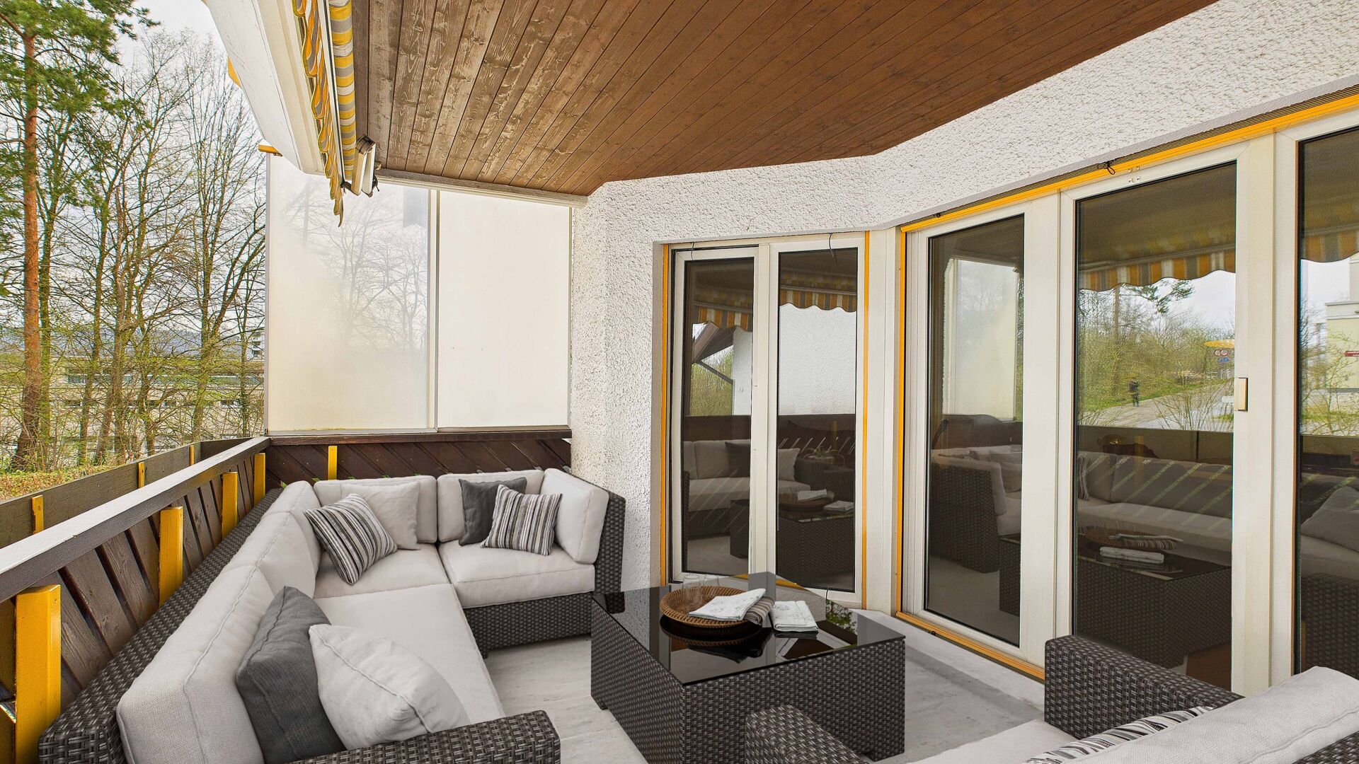 Überdachte Dachterrasse mit Sitzgruppe