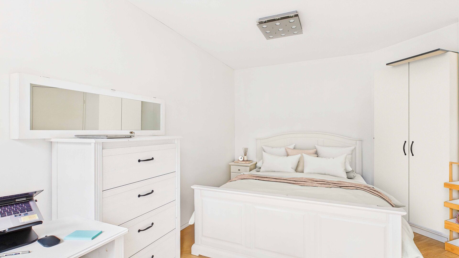 Helles Schlafzimmer mit weißer Möblierung