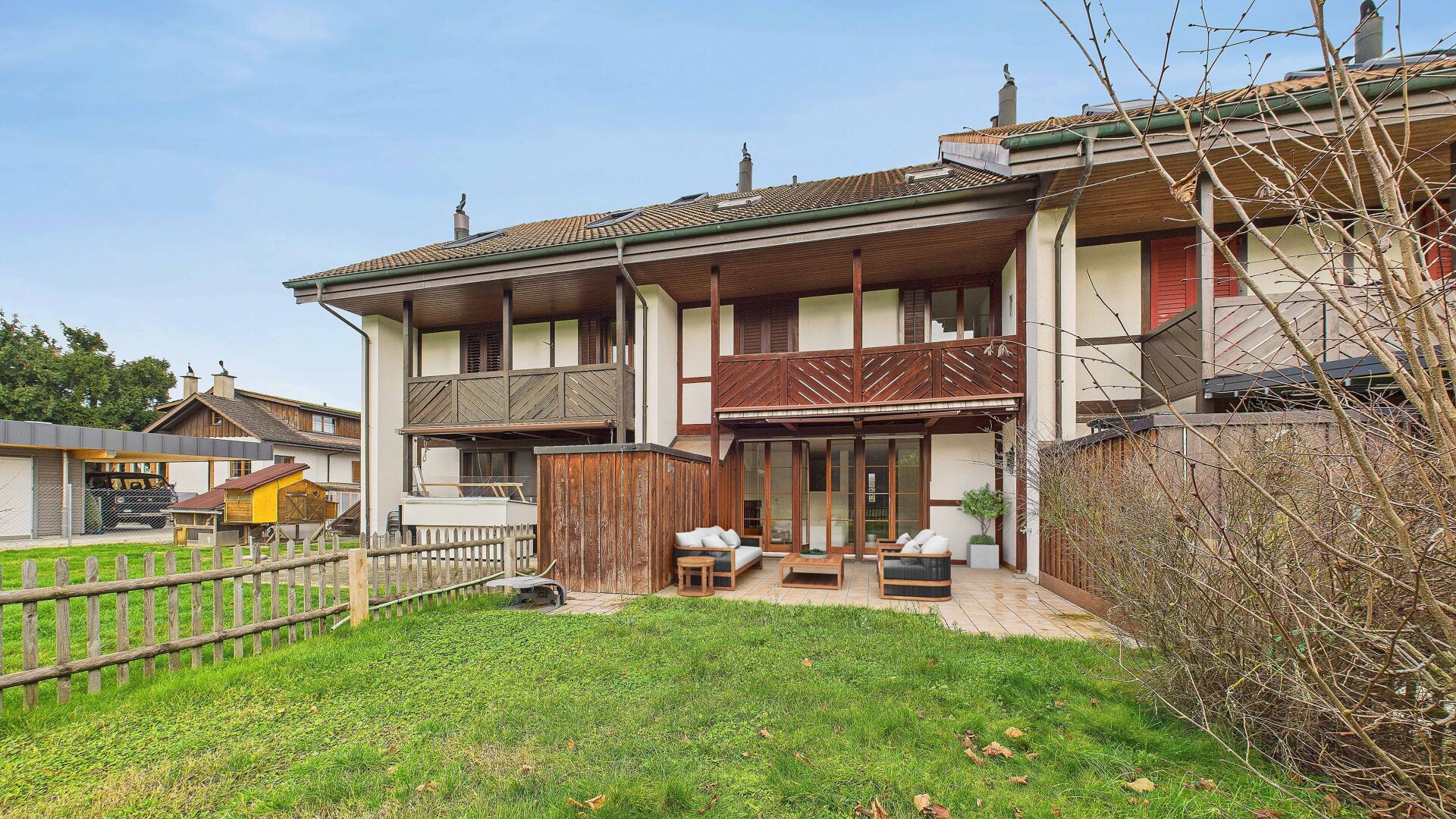 Außenansicht eines Hauses mit Garten und Terrasse