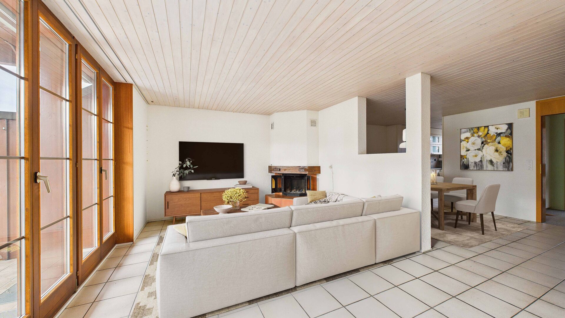 Wohnzimmer mit Kamin und Essbereich