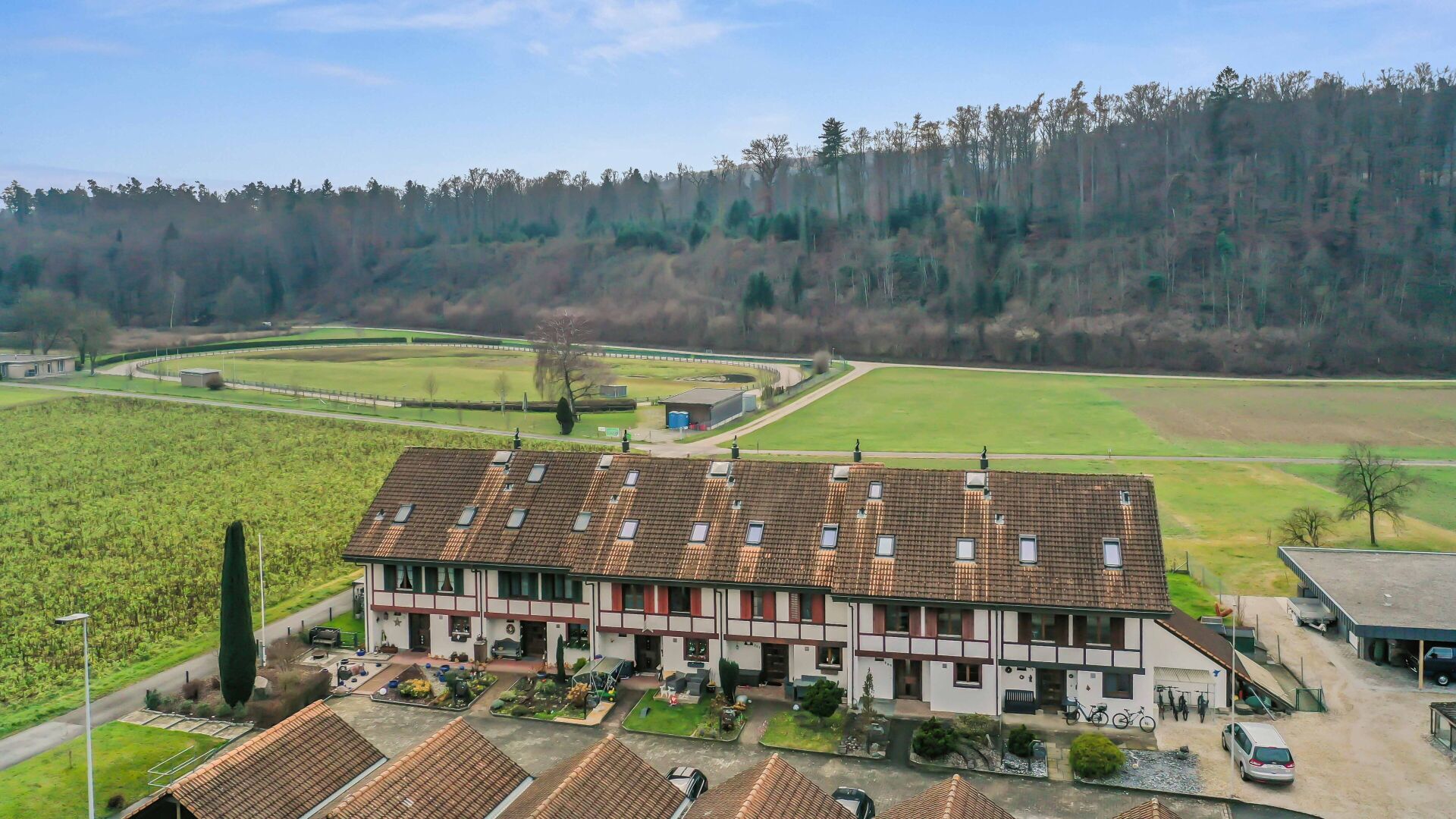 Luftaufnahme eines ländlichen Wohngebäudes mit Hof und Landschaft