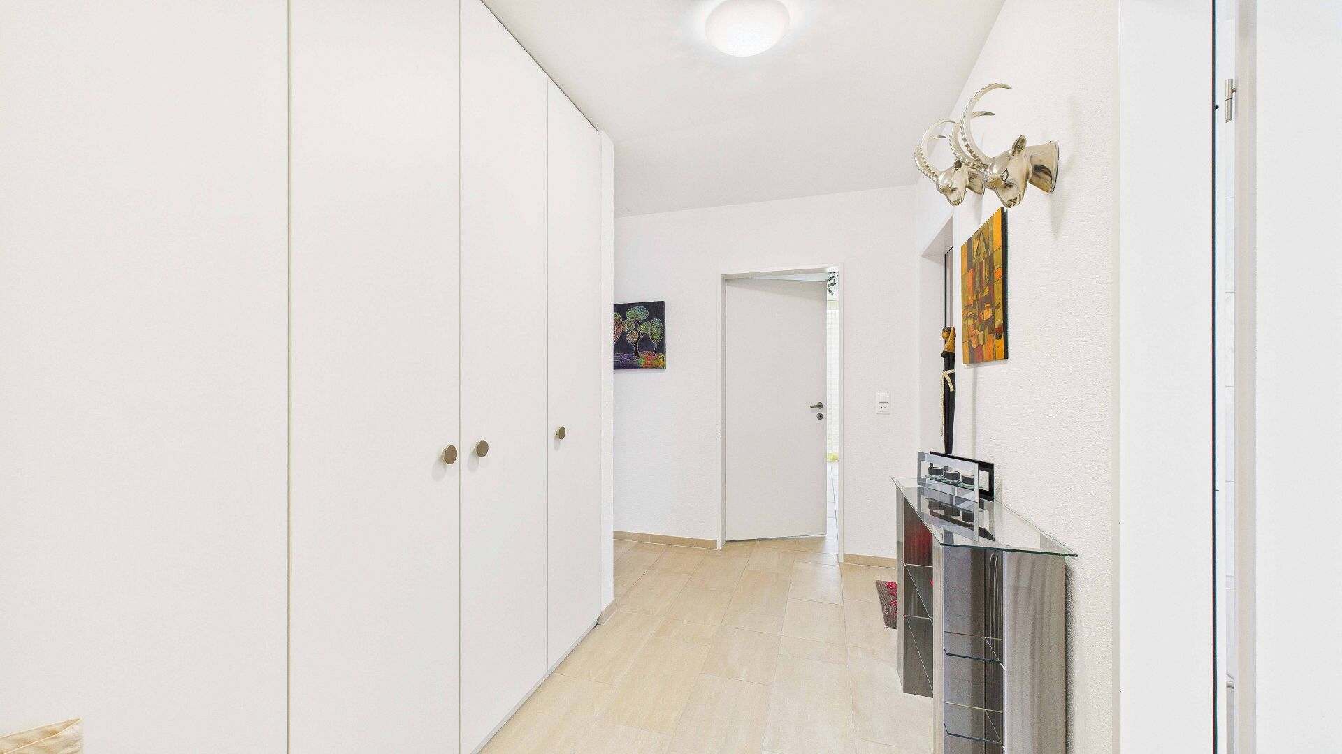 Heller Flur mit Einbauschrank und Glas-Konsole