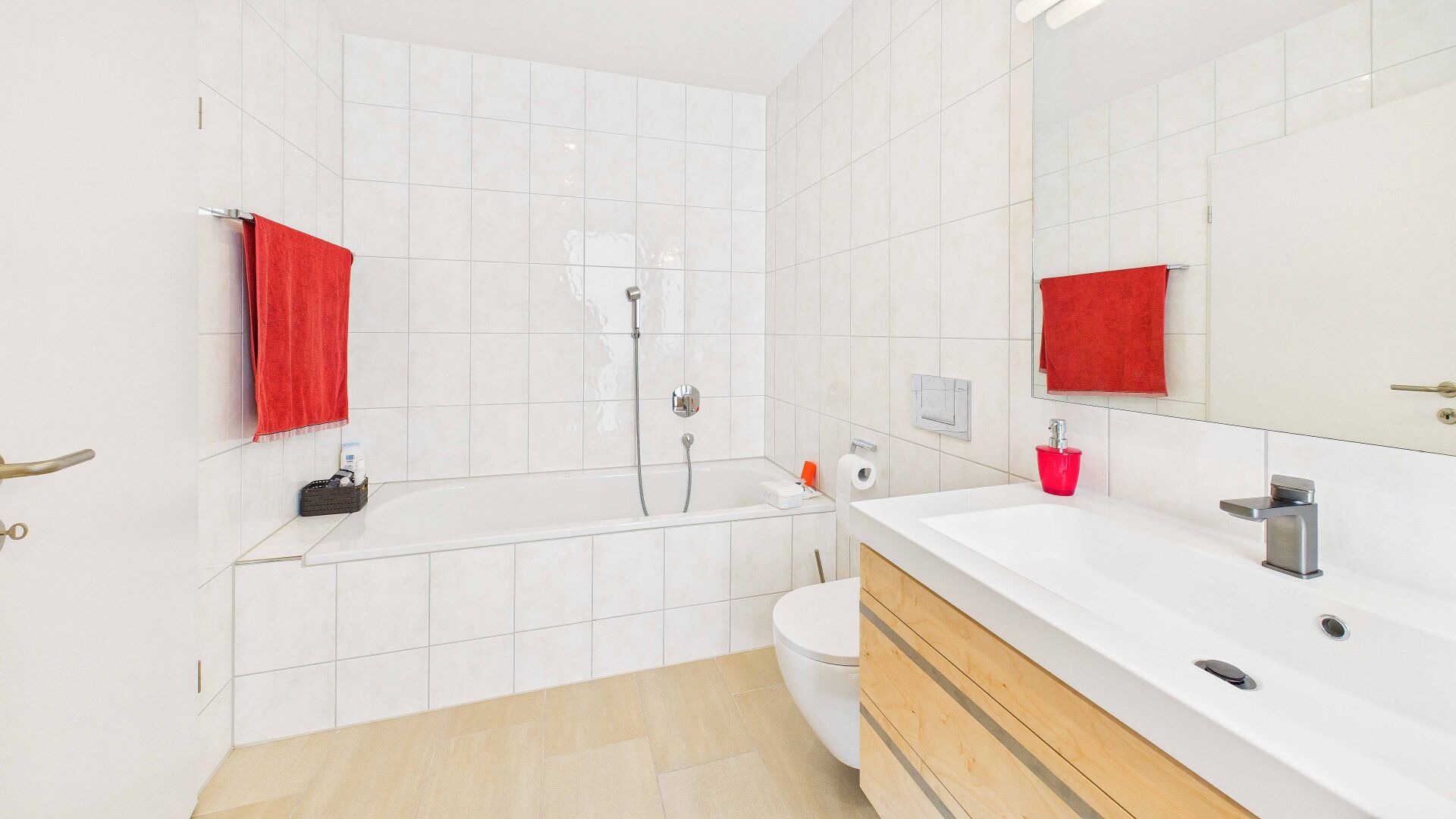 Helles Badezimmer mit Badewanne und Waschtisch