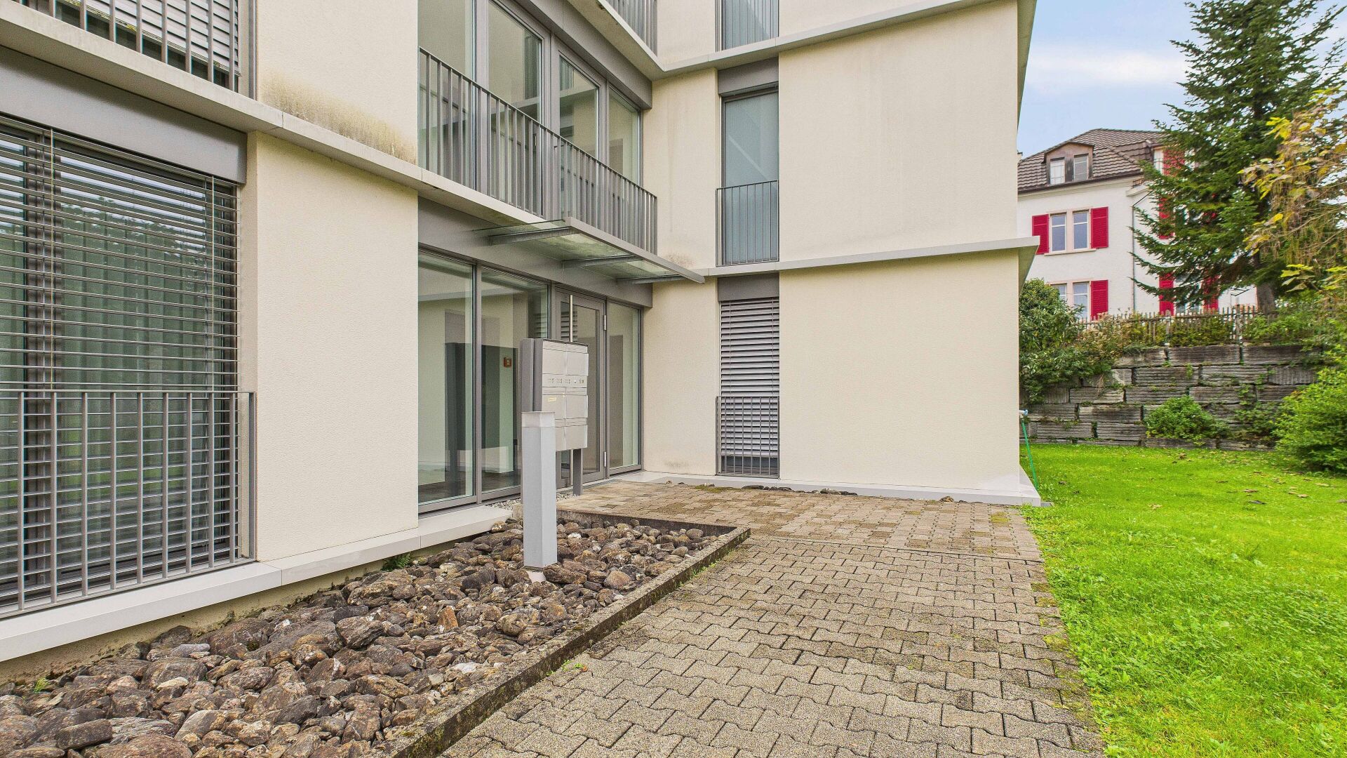 Moderne Außenansicht mit Garten