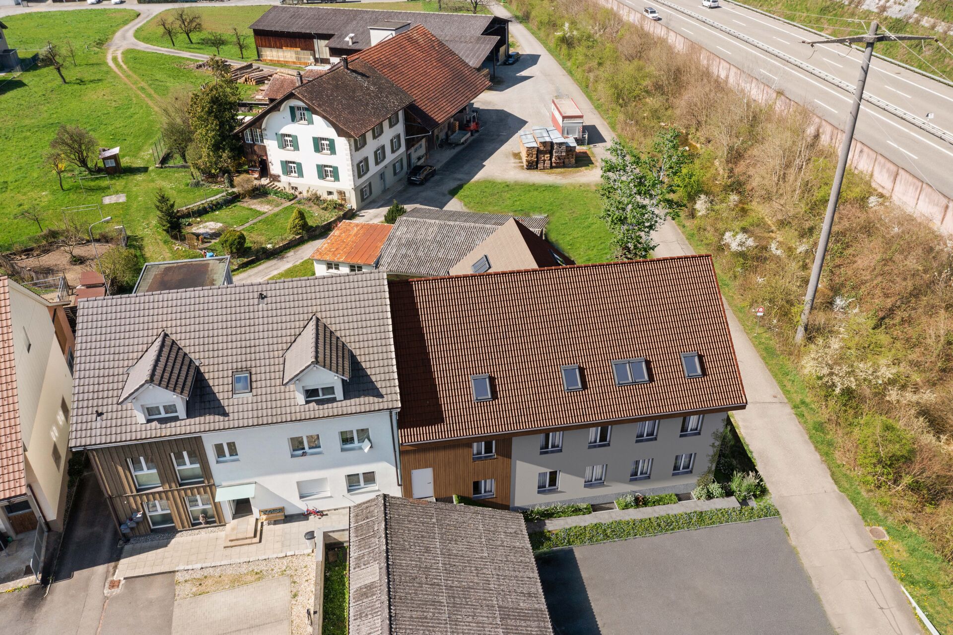Luftaufnahme eines ländlichen Gebäudekomplexes
