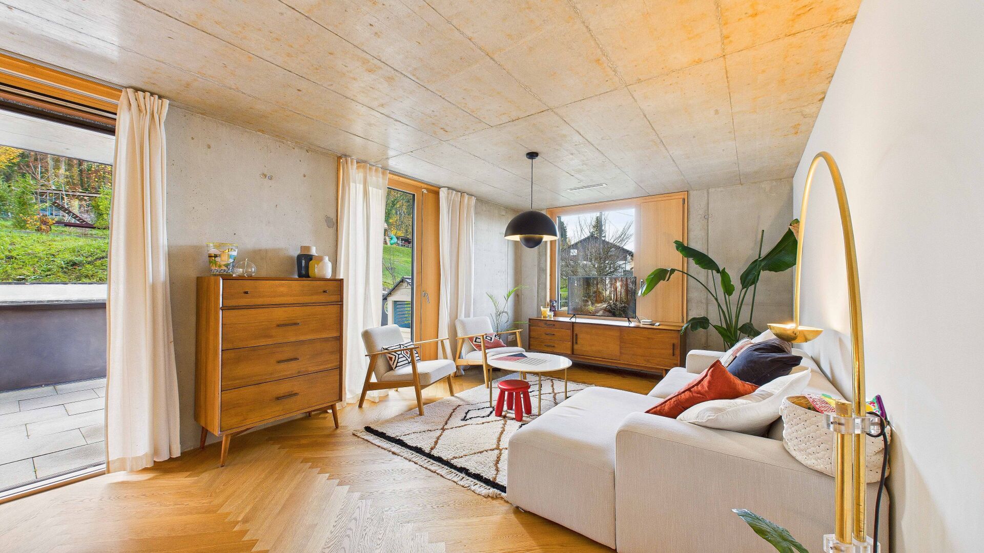 Modernes Wohnzimmer mit großem Tageslichtanteil