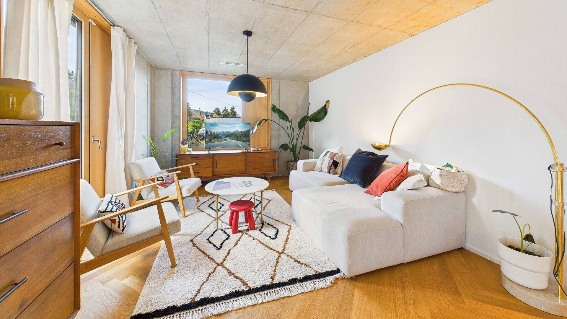 Modernes Wohnzimmer mit Holz- und Betonakzenten