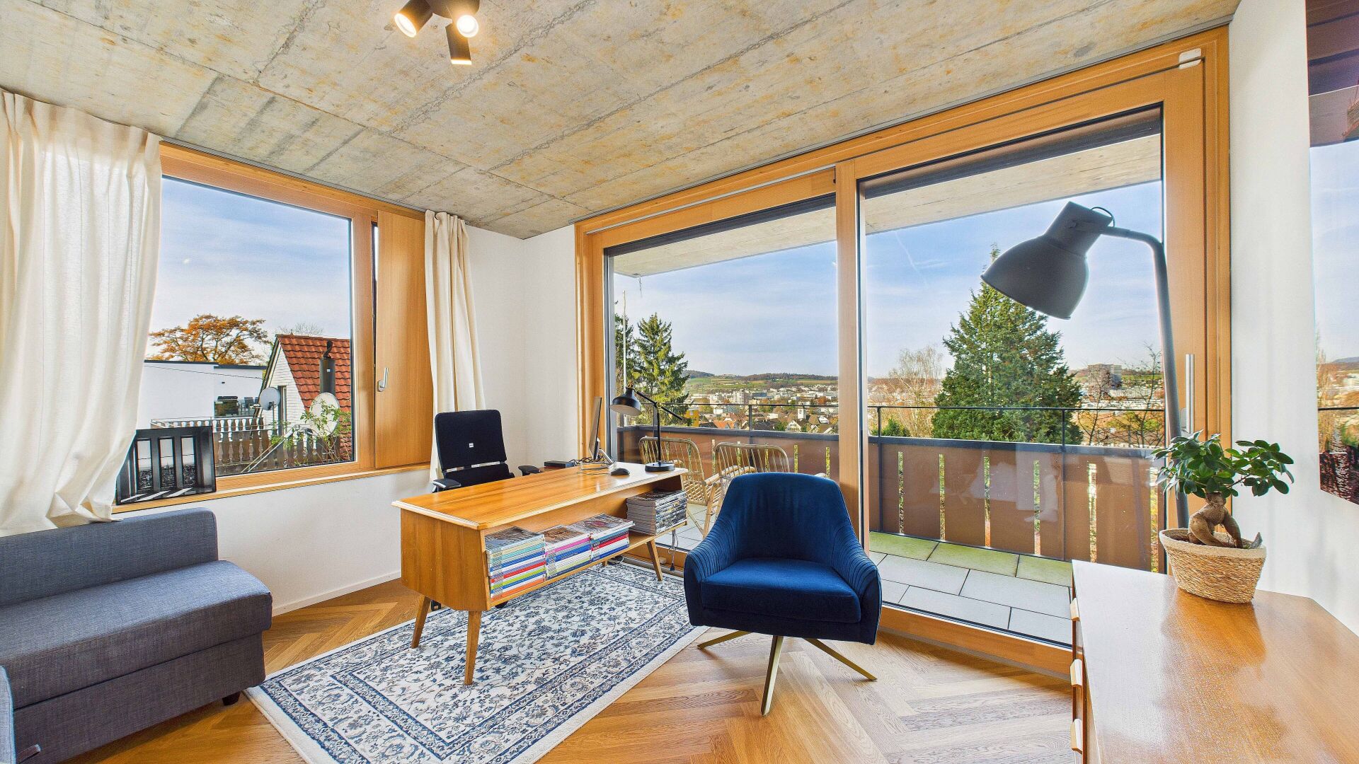 Modernes Arbeitszimmer mit Balkonblick