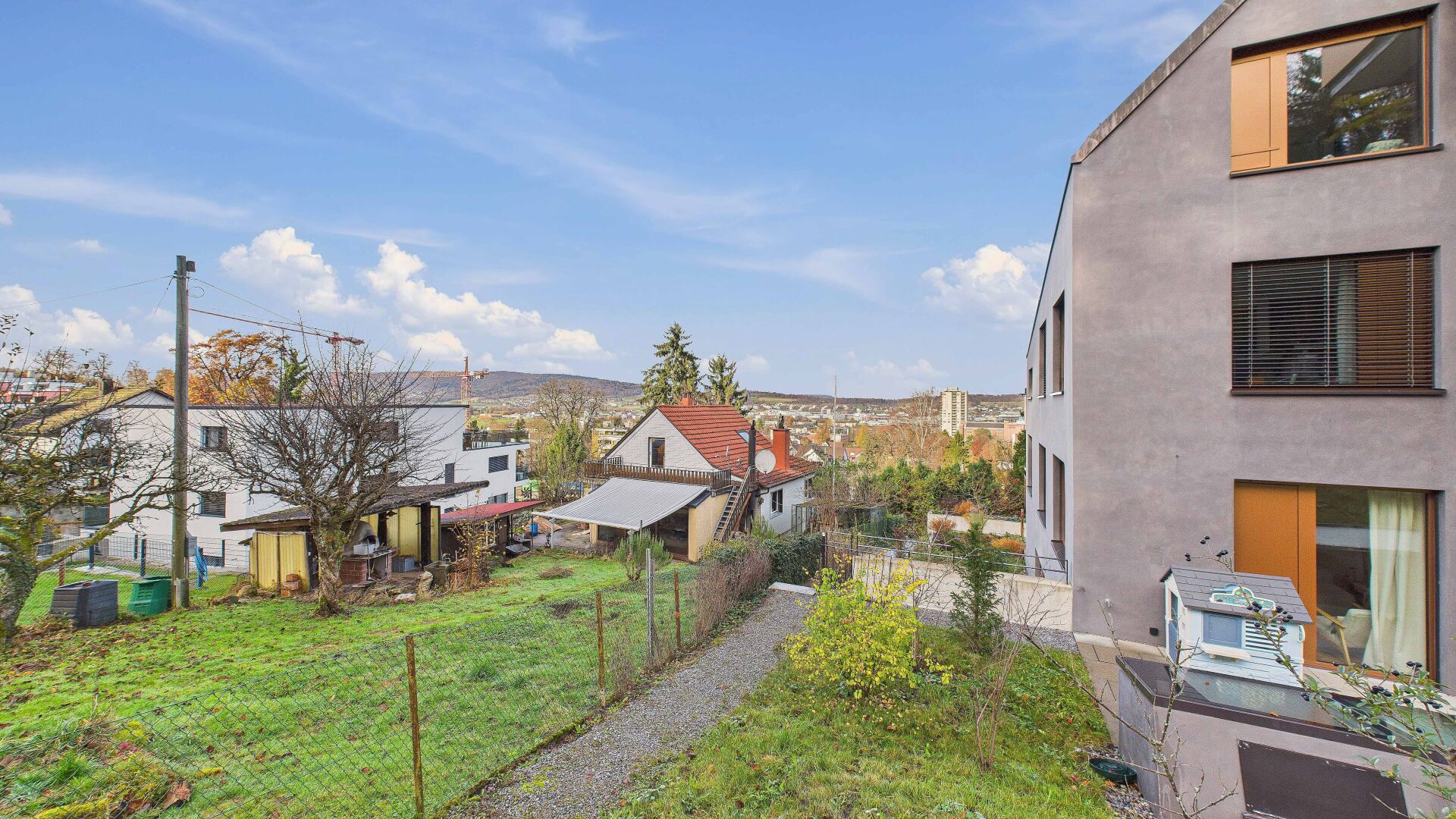 Gartenblick mit moderner Wohnbebauung