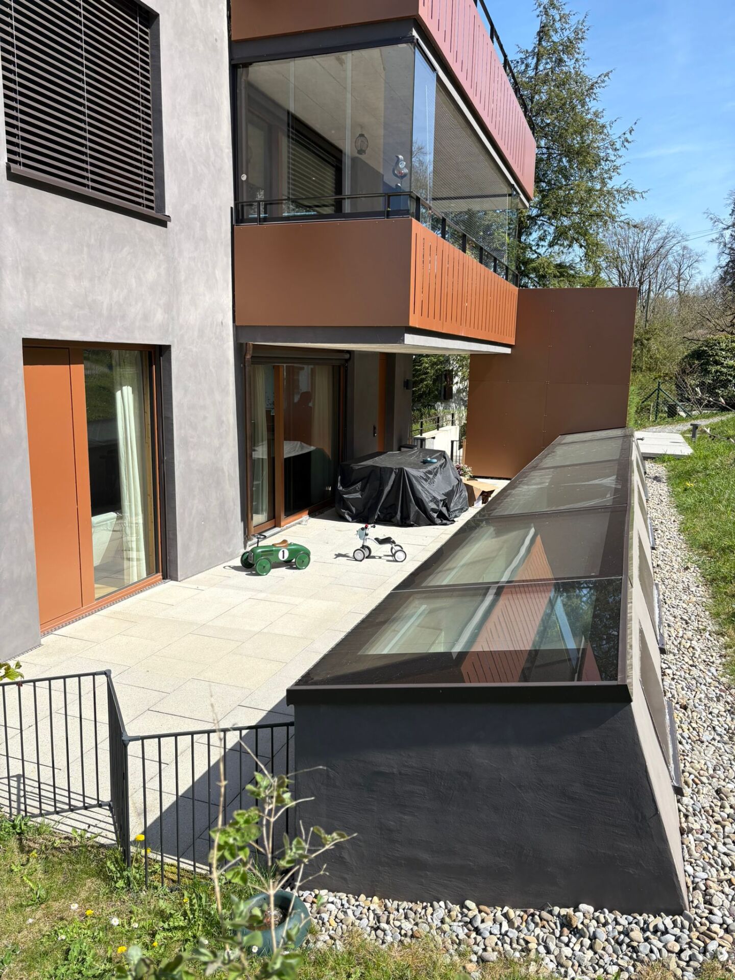 Moderne Außenansicht mit Balkon und Terrasse