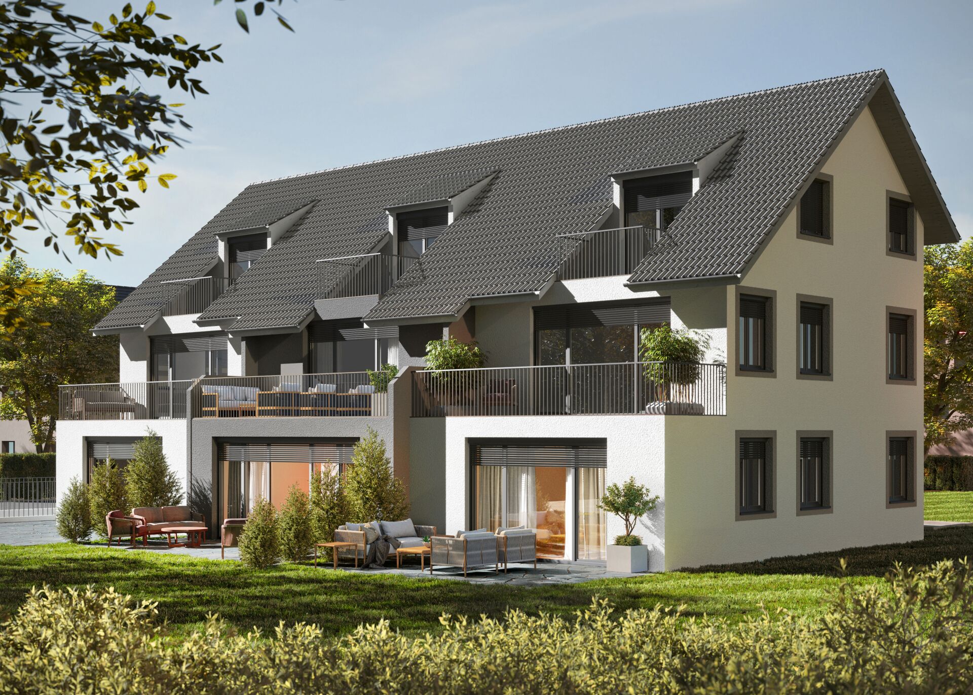 Modernes Mehrfamilienhaus mit ausgebautem Satteldach und Terrassen