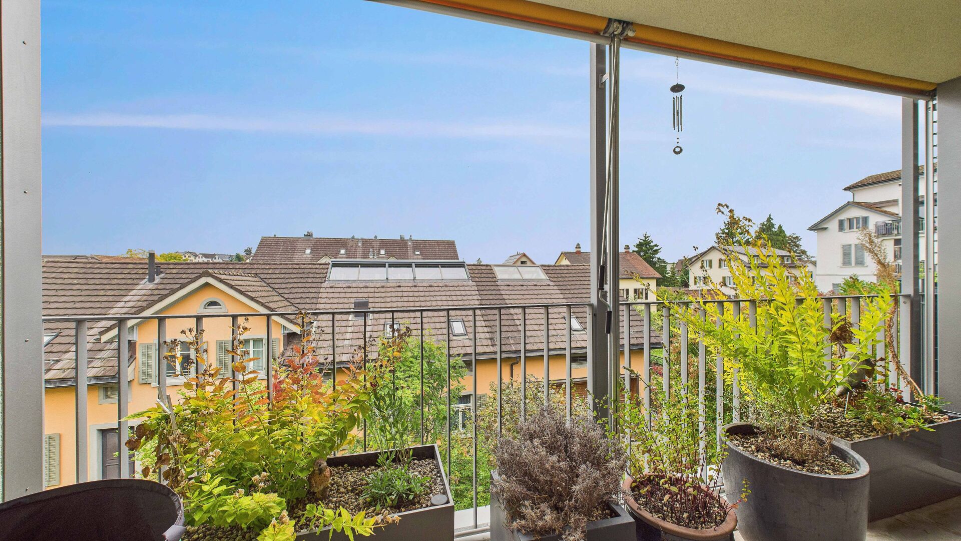Balkon mit Blick auf Wohnhäuser