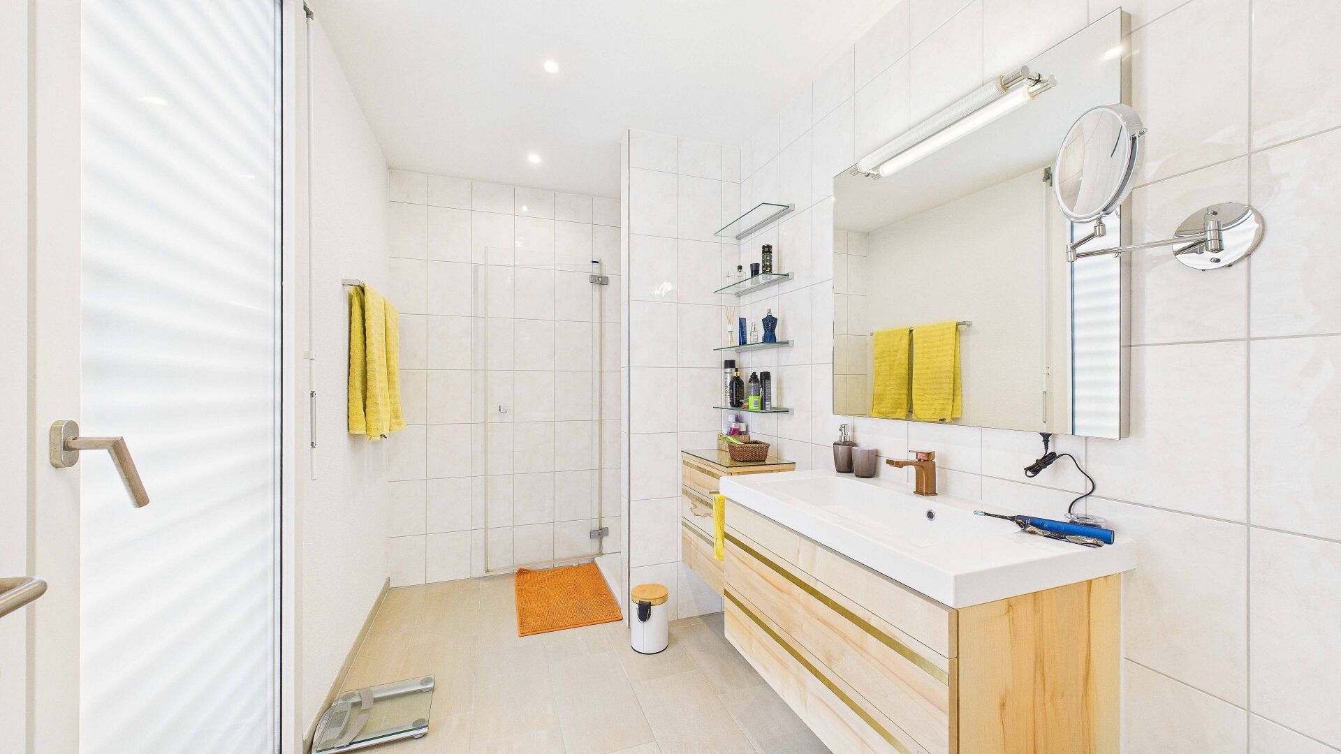Helles, modernes Badezimmer mit Dusche und Waschtisch