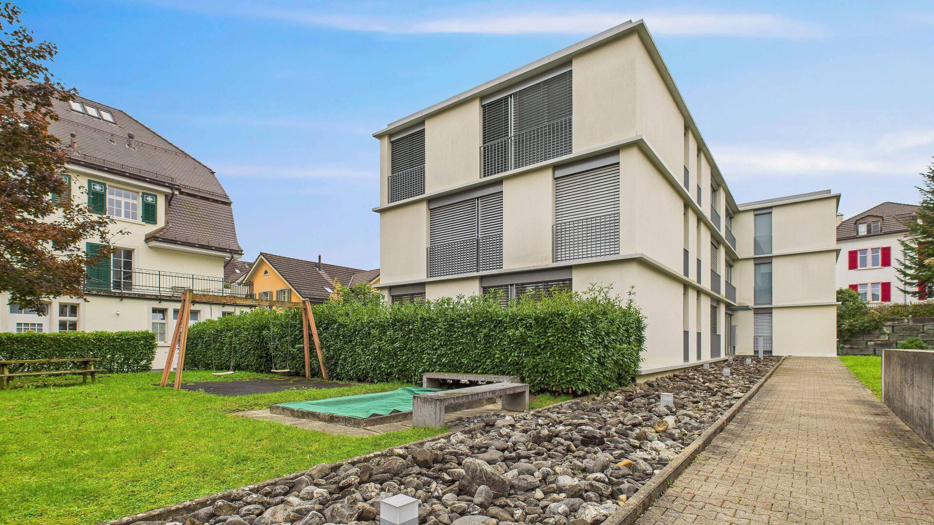 Moderne Wohnanlage mit Garten