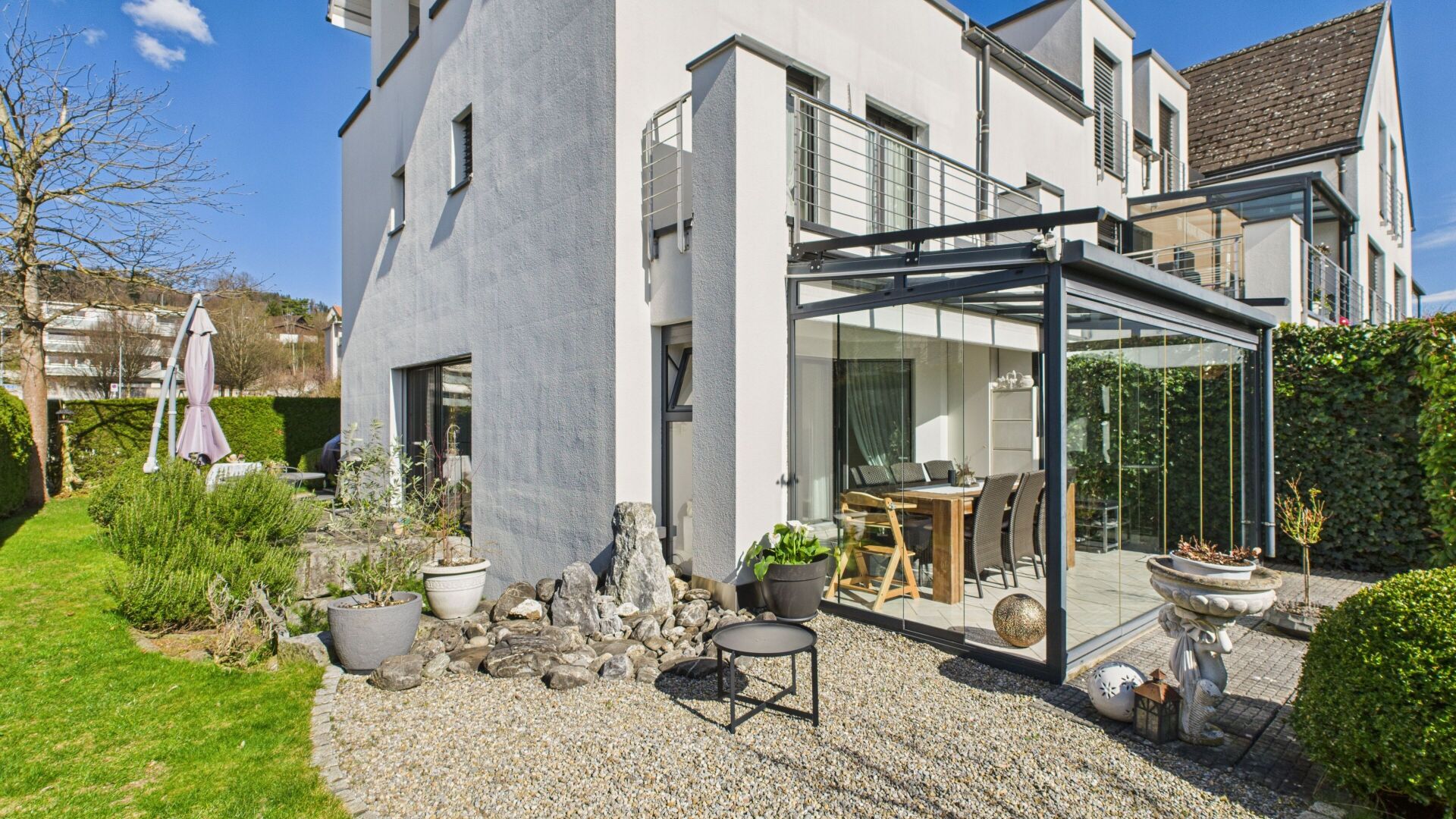 Modernes Einfamilienhaus mit Wintergarten und Garten