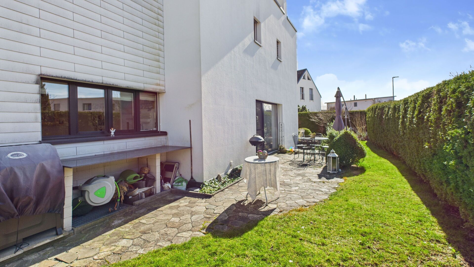 Garten und Terrasse an einem modernen Wohnhaus