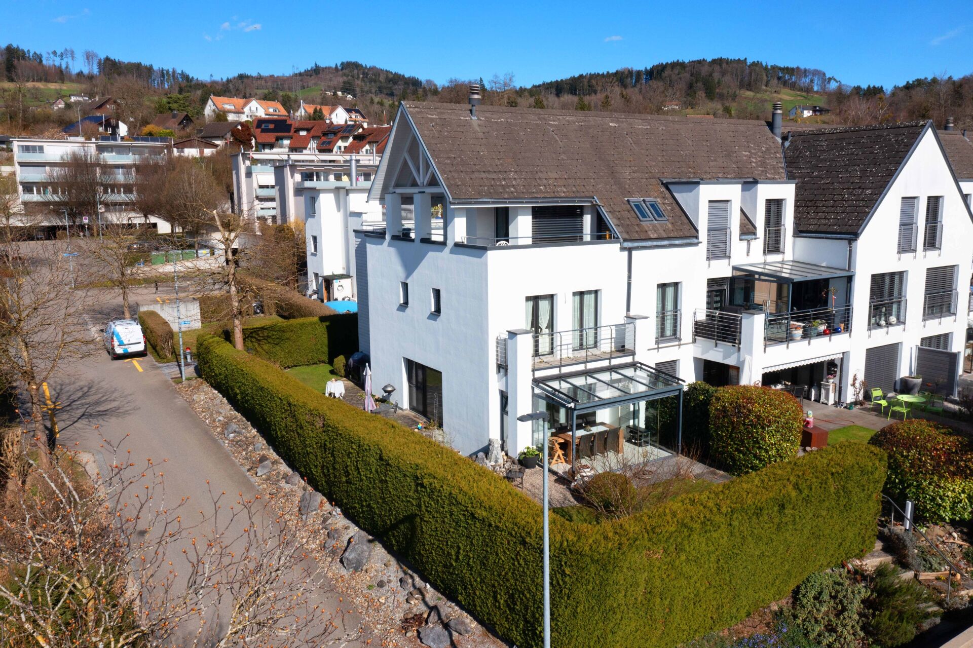 Wohnhaus mit Satteldach und Balkonansicht