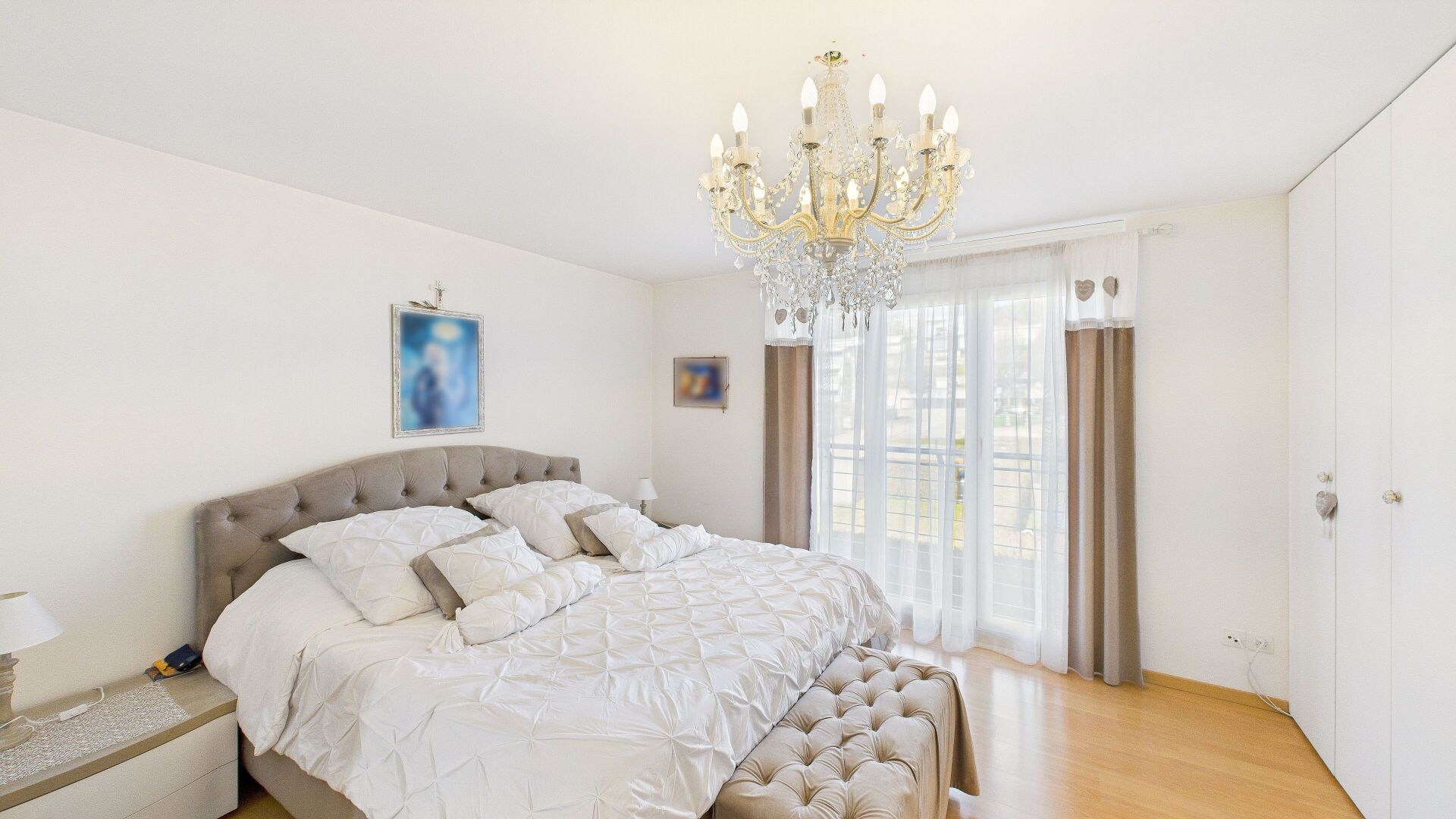 Helles Schlafzimmer mit klassischer Möblierung
