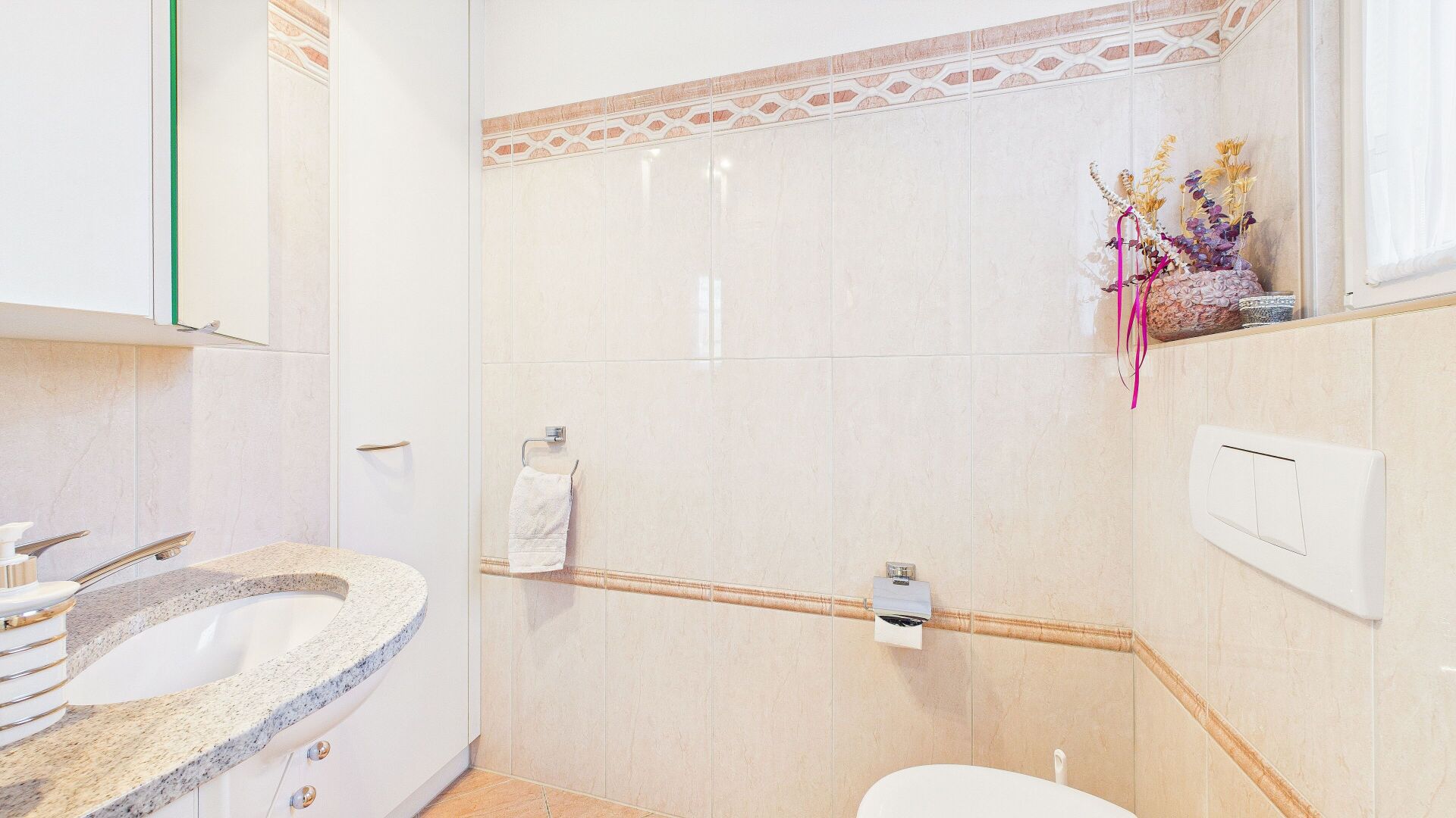 Helles Gäste-WC mit Waschbecken und Wandverkleidung