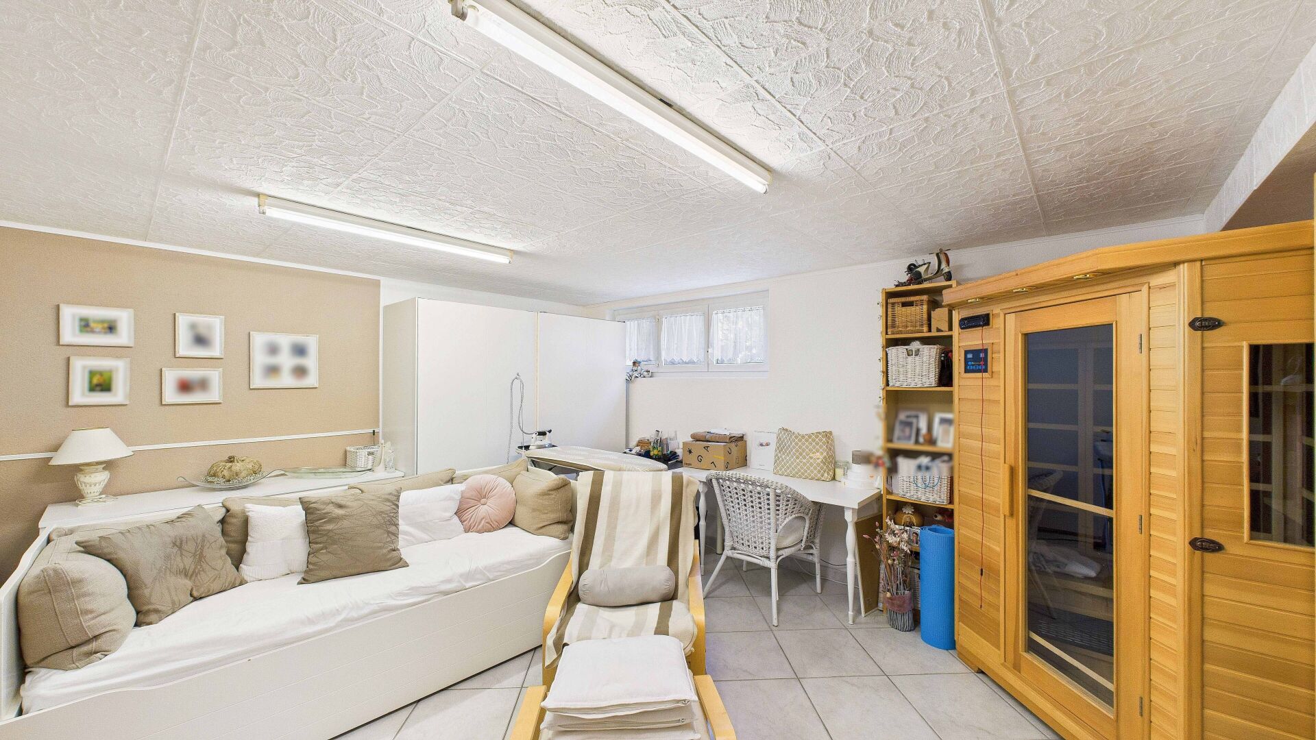 Heller Innenraum mit Sauna und Sitzbereich