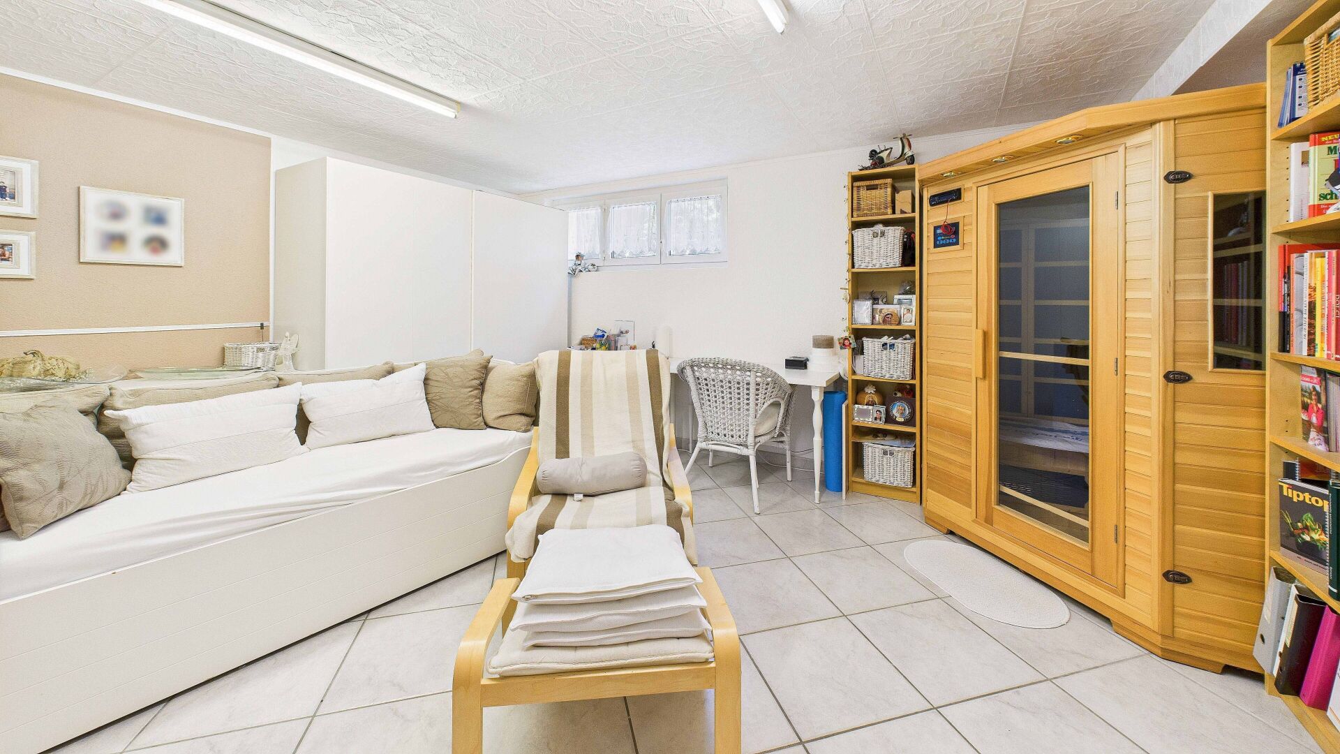 Heller Aufenthaltsraum mit Sauna-Ecke