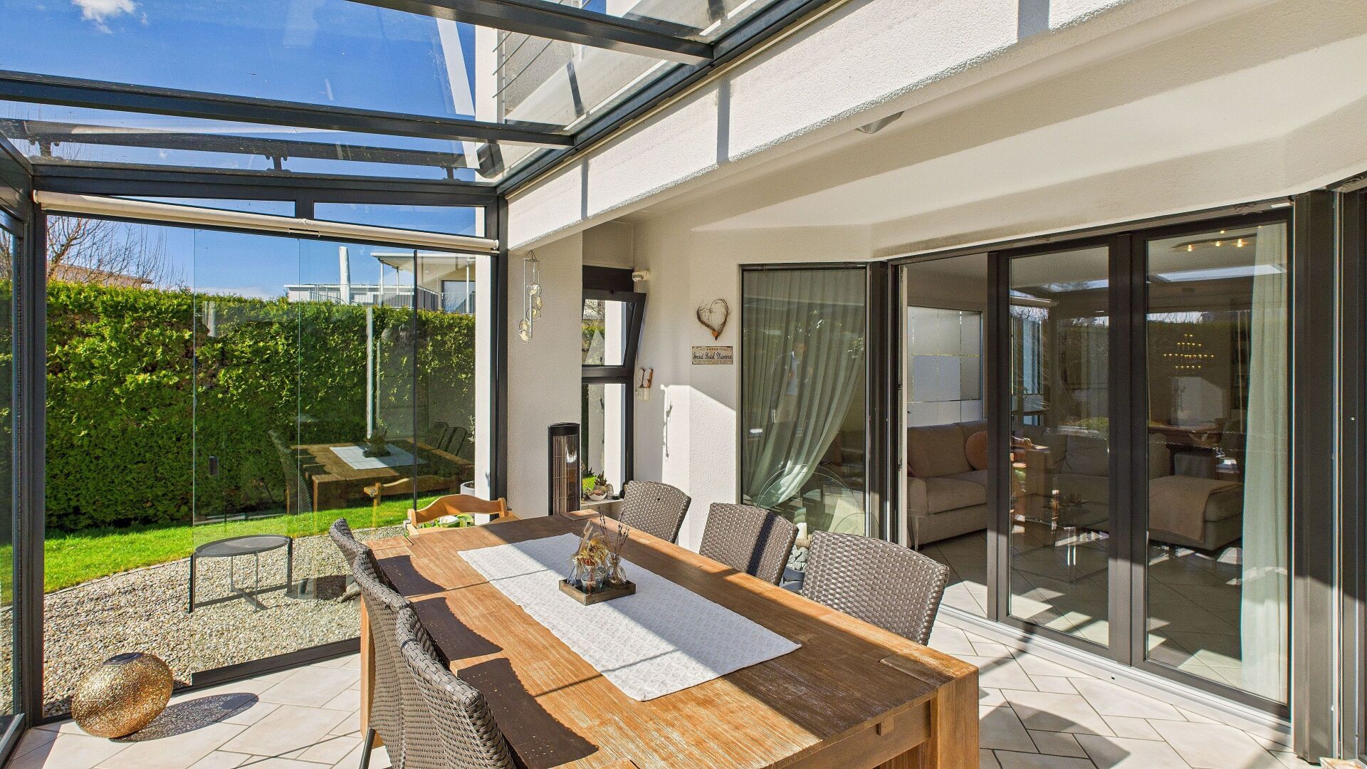 Verglaste Terrasse mit Essbereich