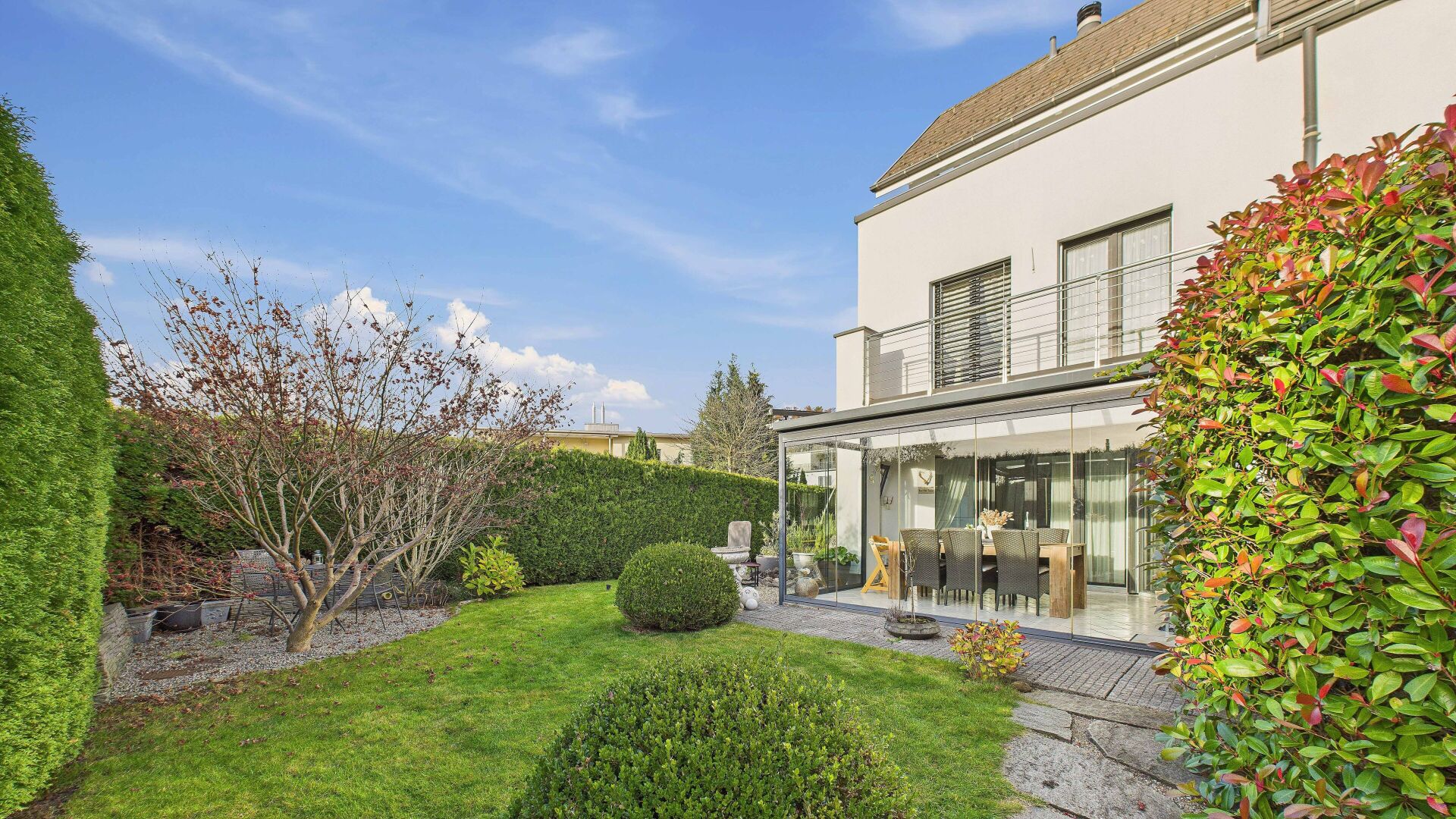 Gartenansicht eines modernen Einfamilienhauses