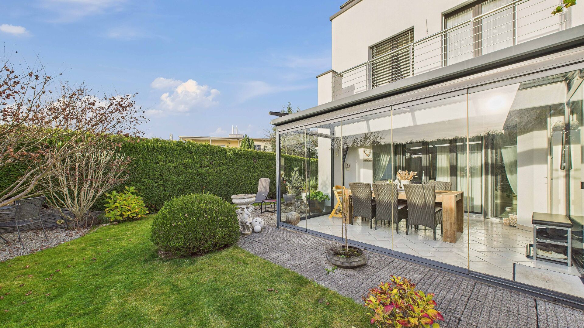 Moderner Garten mit verglastem Anbau