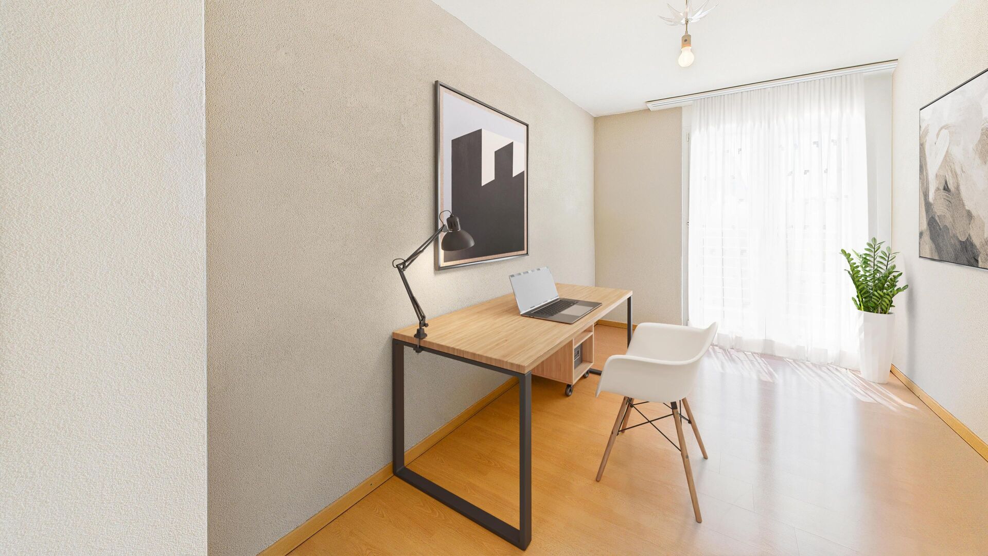 Heller Arbeitsraum mit Schreibtisch