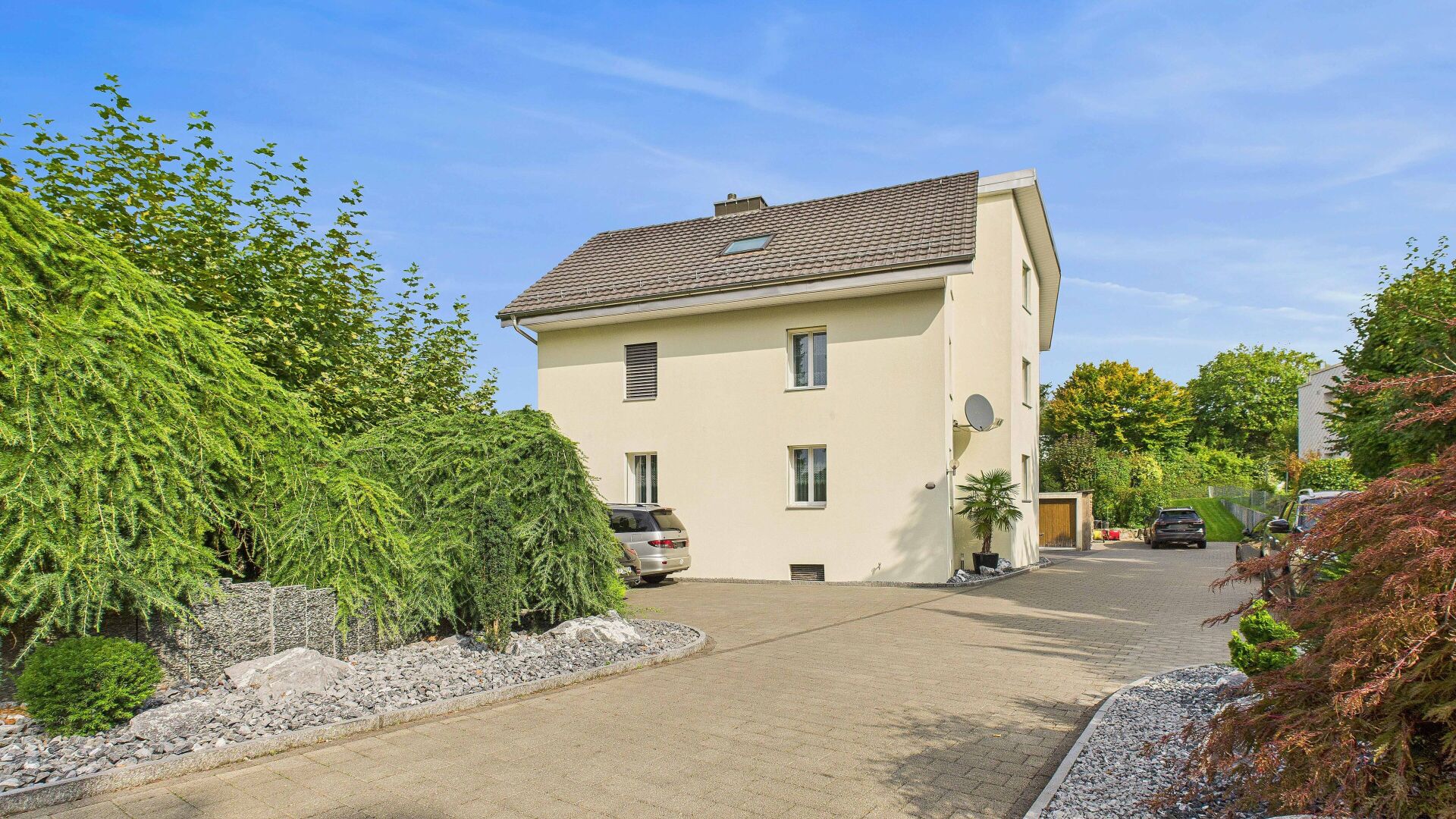 Freistehendes Einfamilienhaus mit Zufahrt und Garten