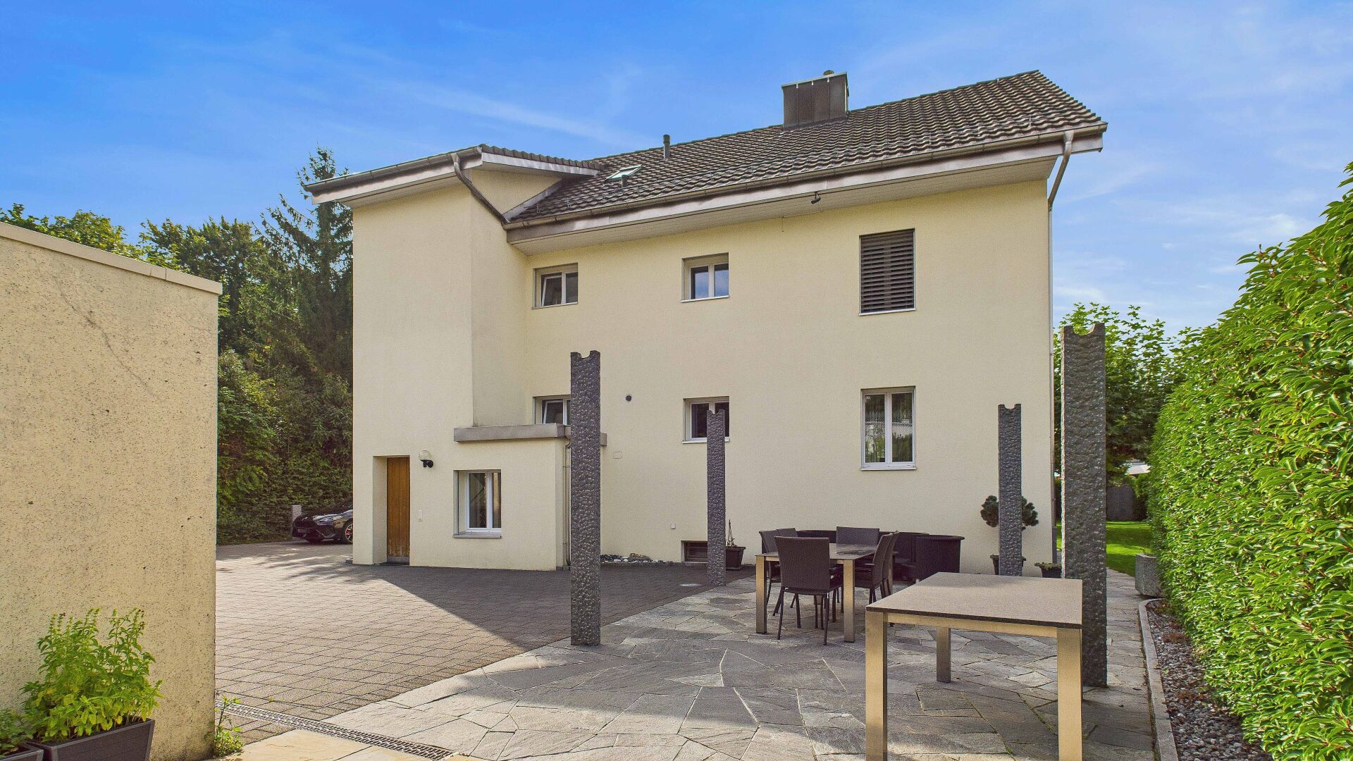 Außenansicht eines modernen Wohnhauses mit Terrasse