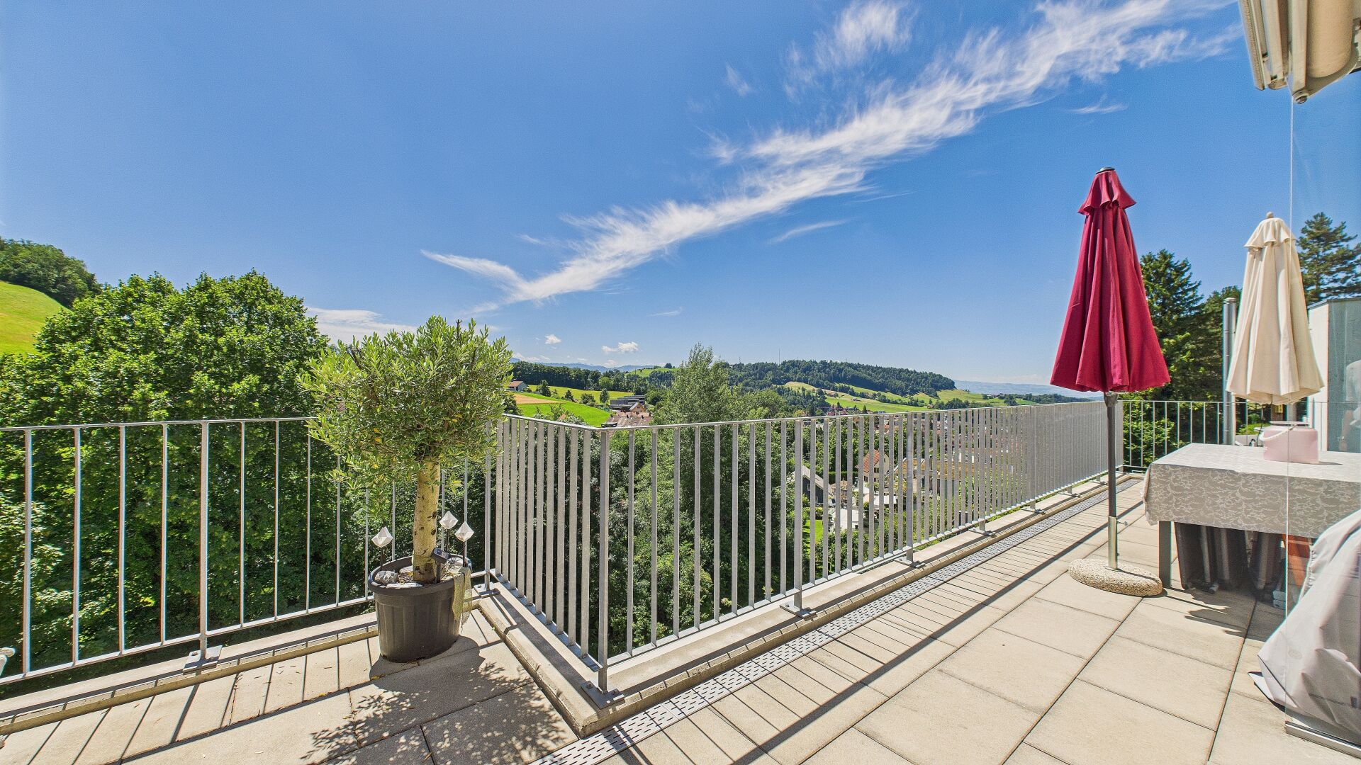 Große Sonnenterrasse mit Panoramaausblick
