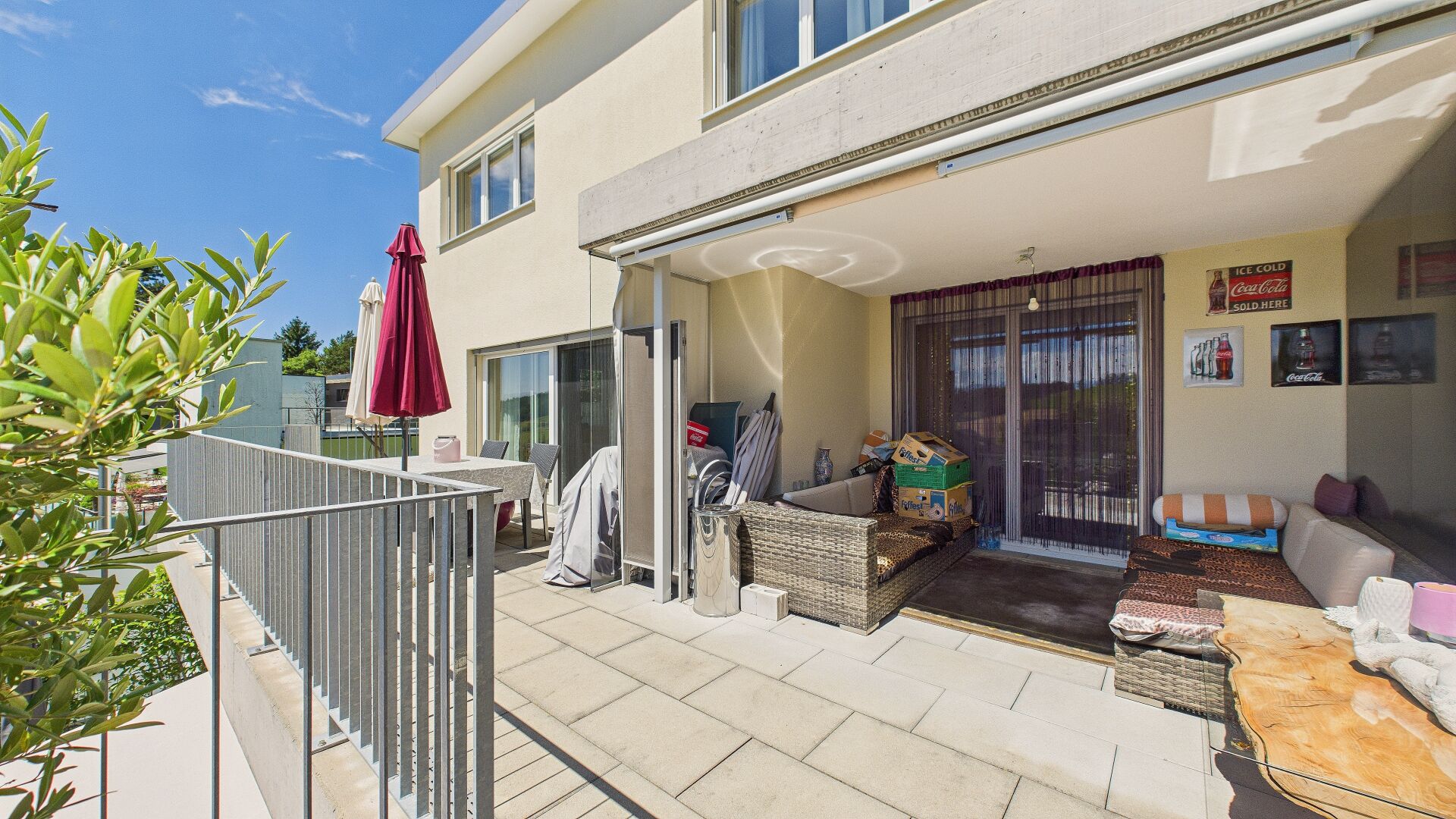Überdachte Terrasse mit Lounge-Bereich