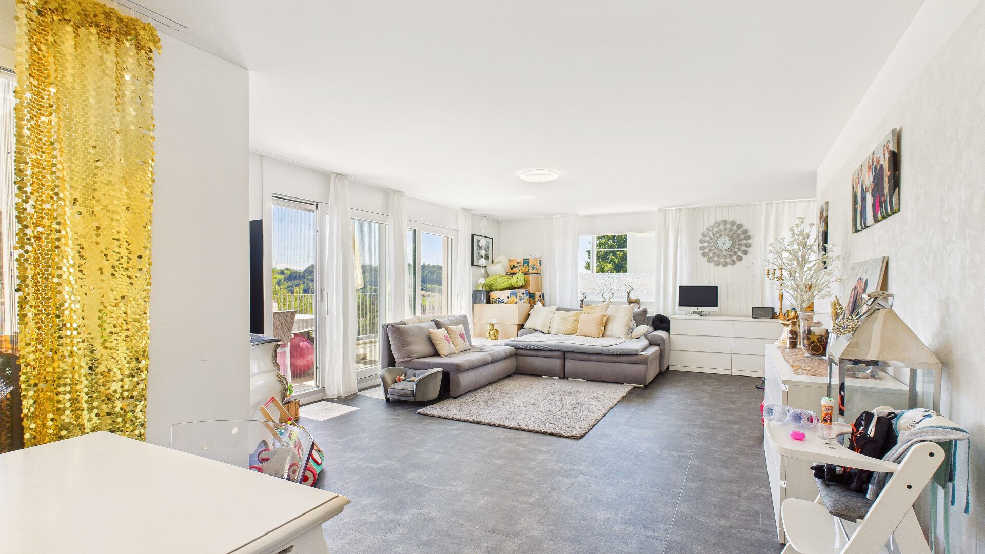 Helles, großzügiges Wohnzimmer mit Balkonblick
