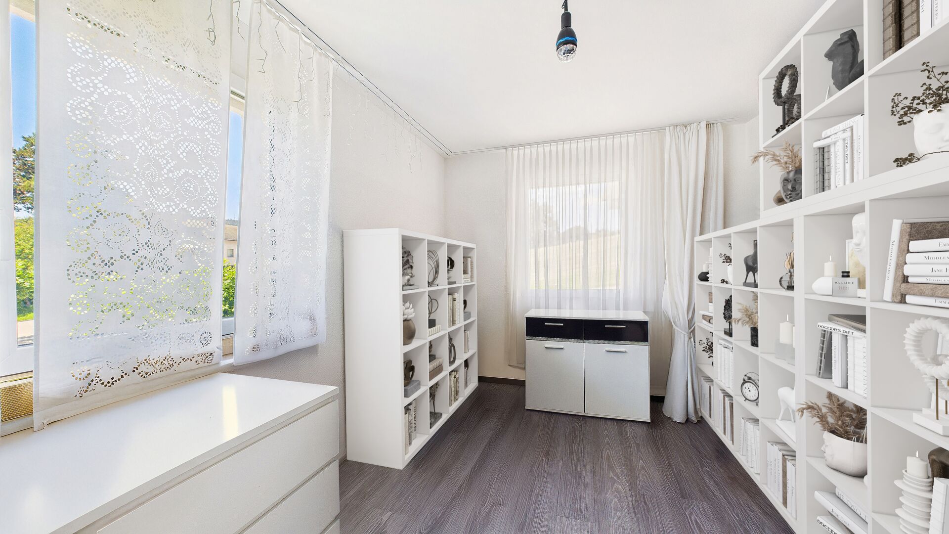Helles, stilvoll eingerichtetes Zimmer mit Regalen