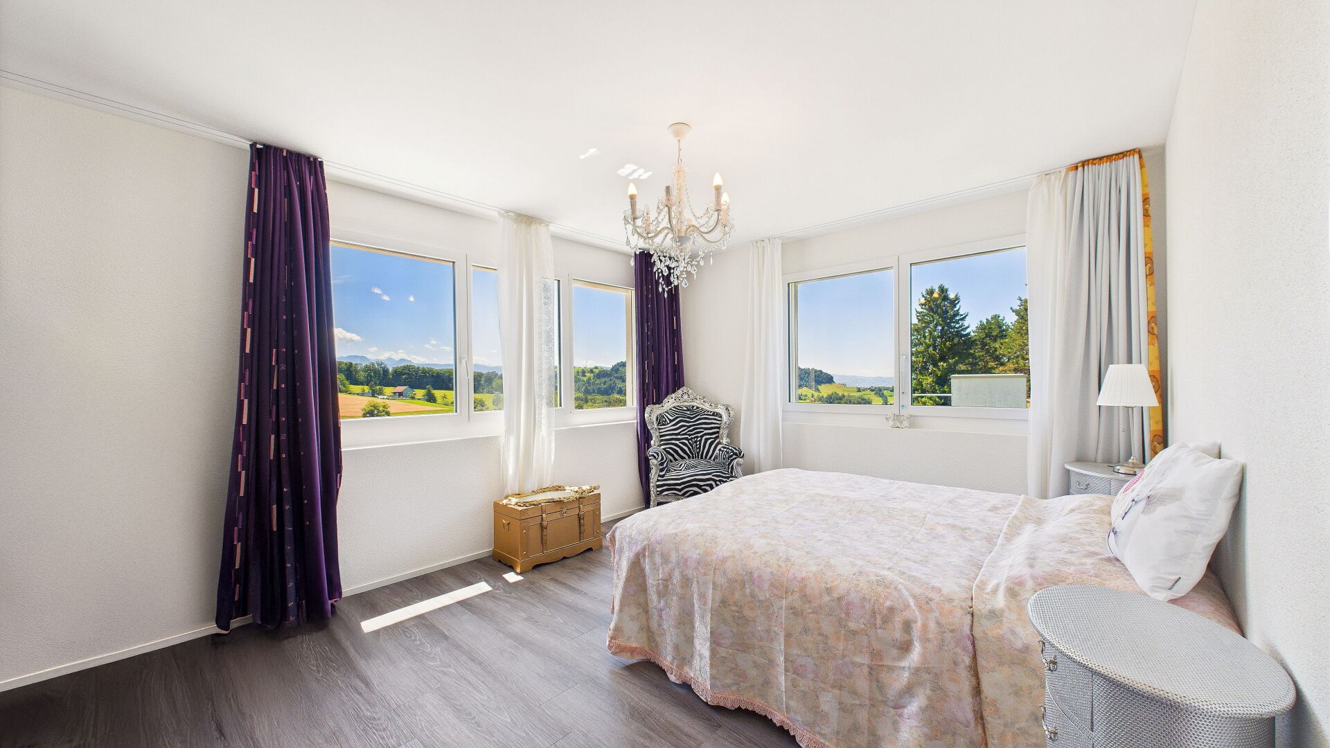 Helles Schlafzimmer mit weitem Ausblick