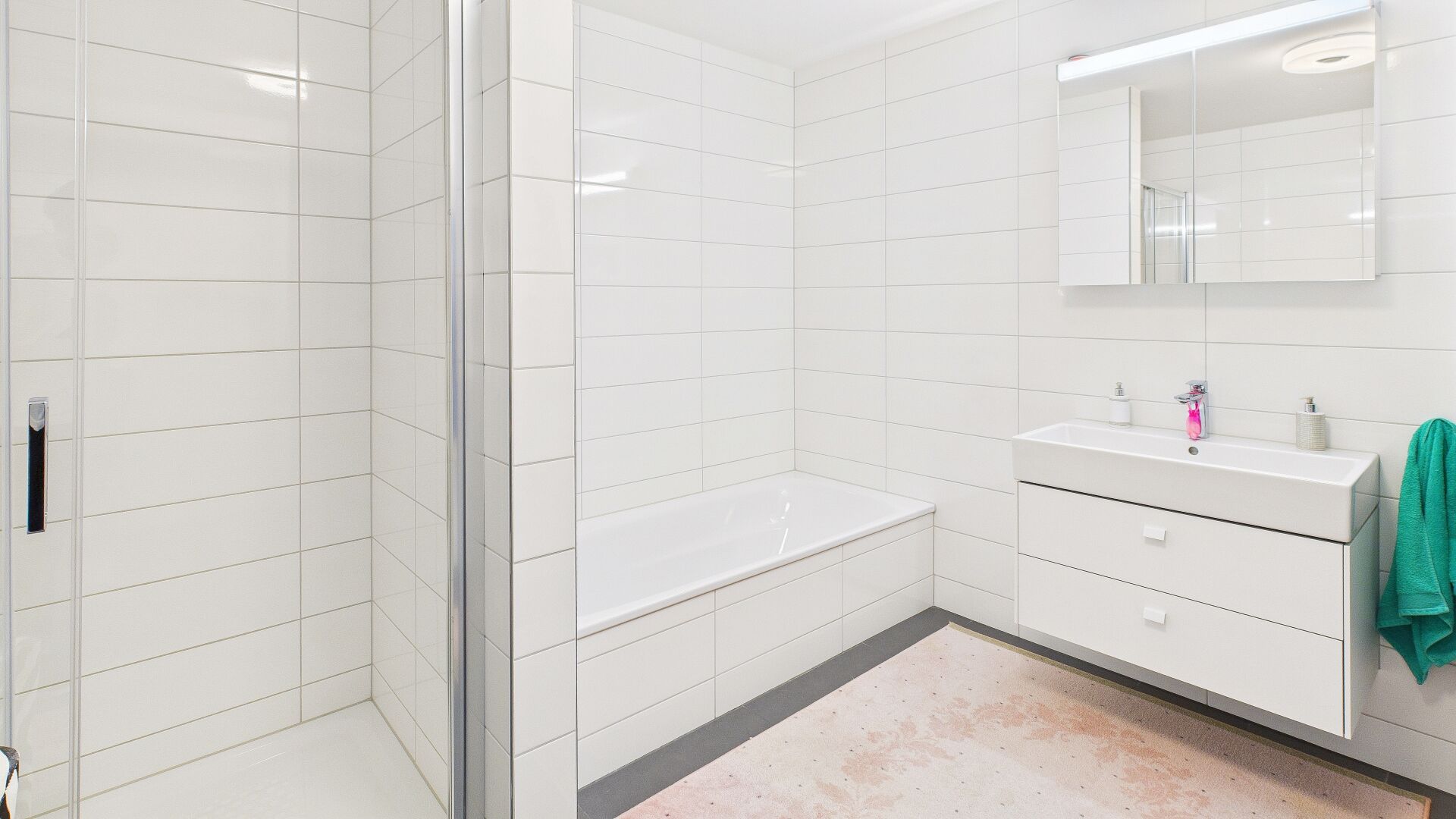 Modernes Badezimmer mit Badewanne und Waschtisch