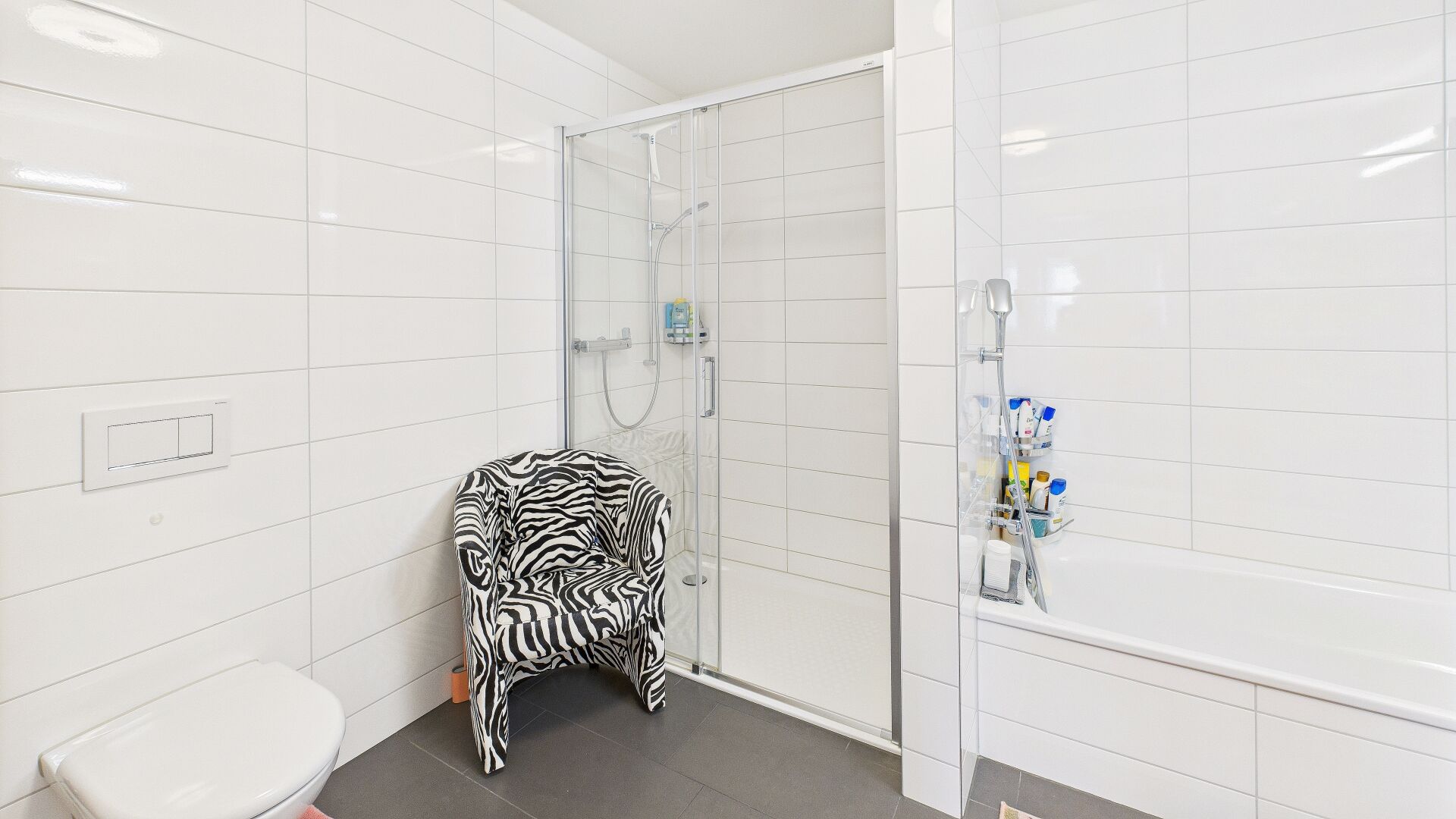 Modernes Badezimmer mit Dusche und Badewanne