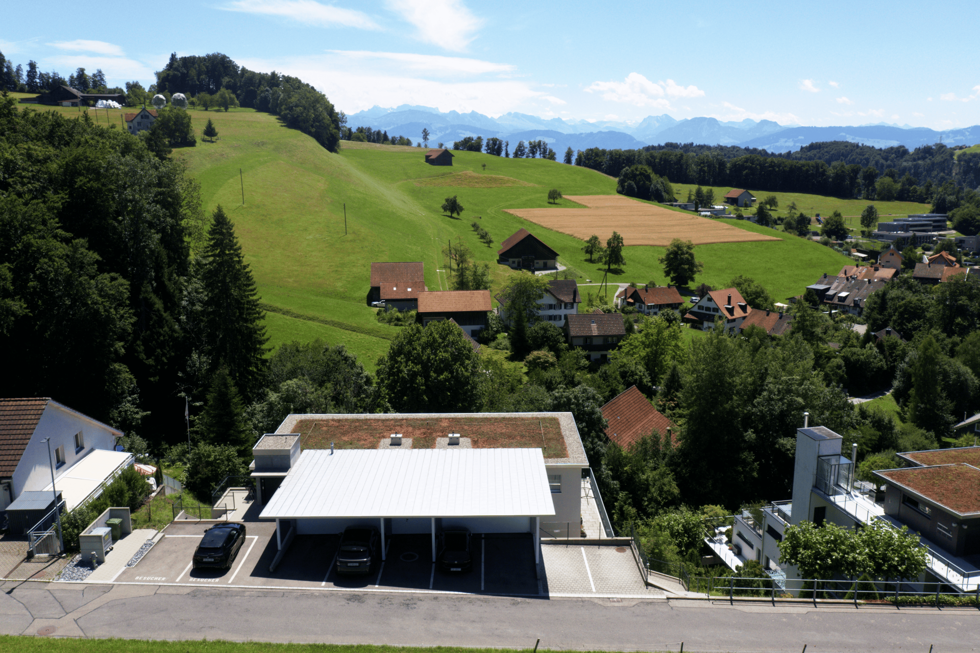 Hügelige Landschaft mit Bergblick