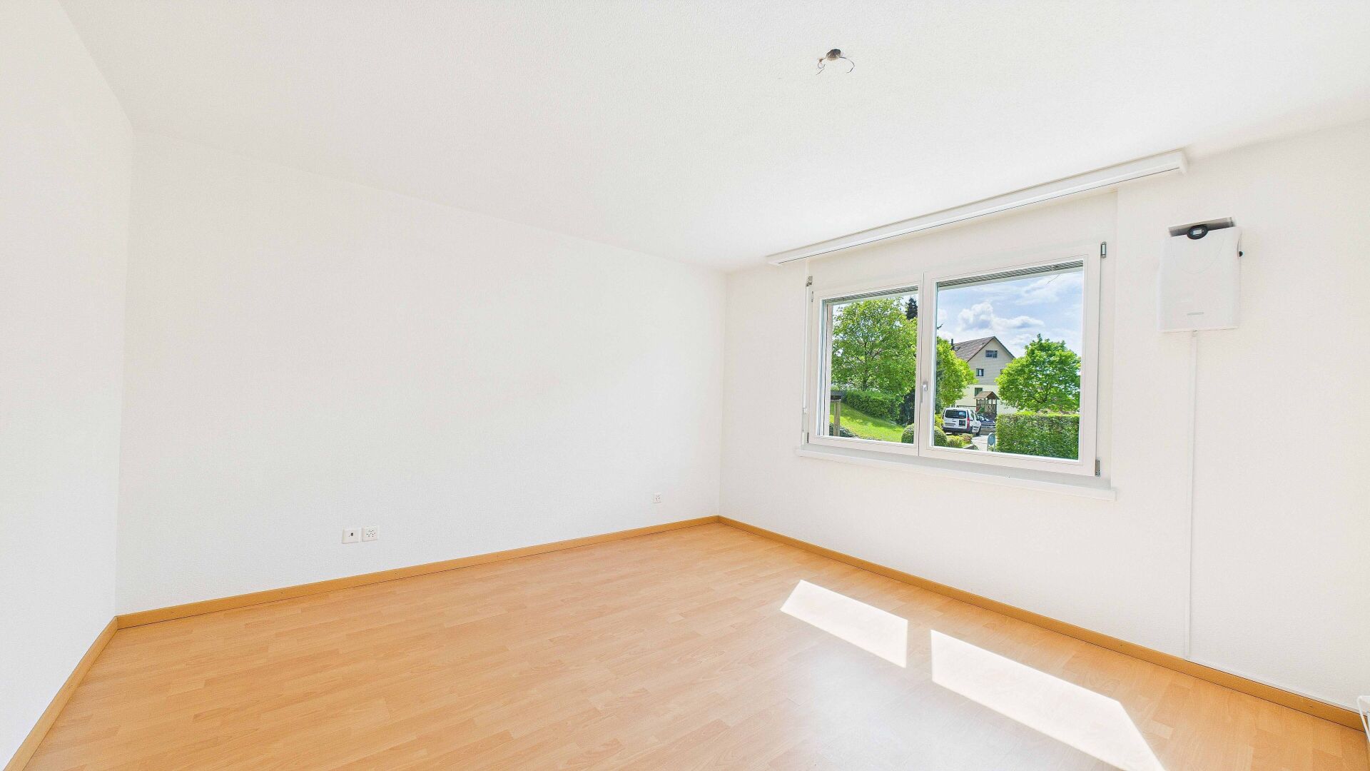 Heller leerer Raum mit Fenster