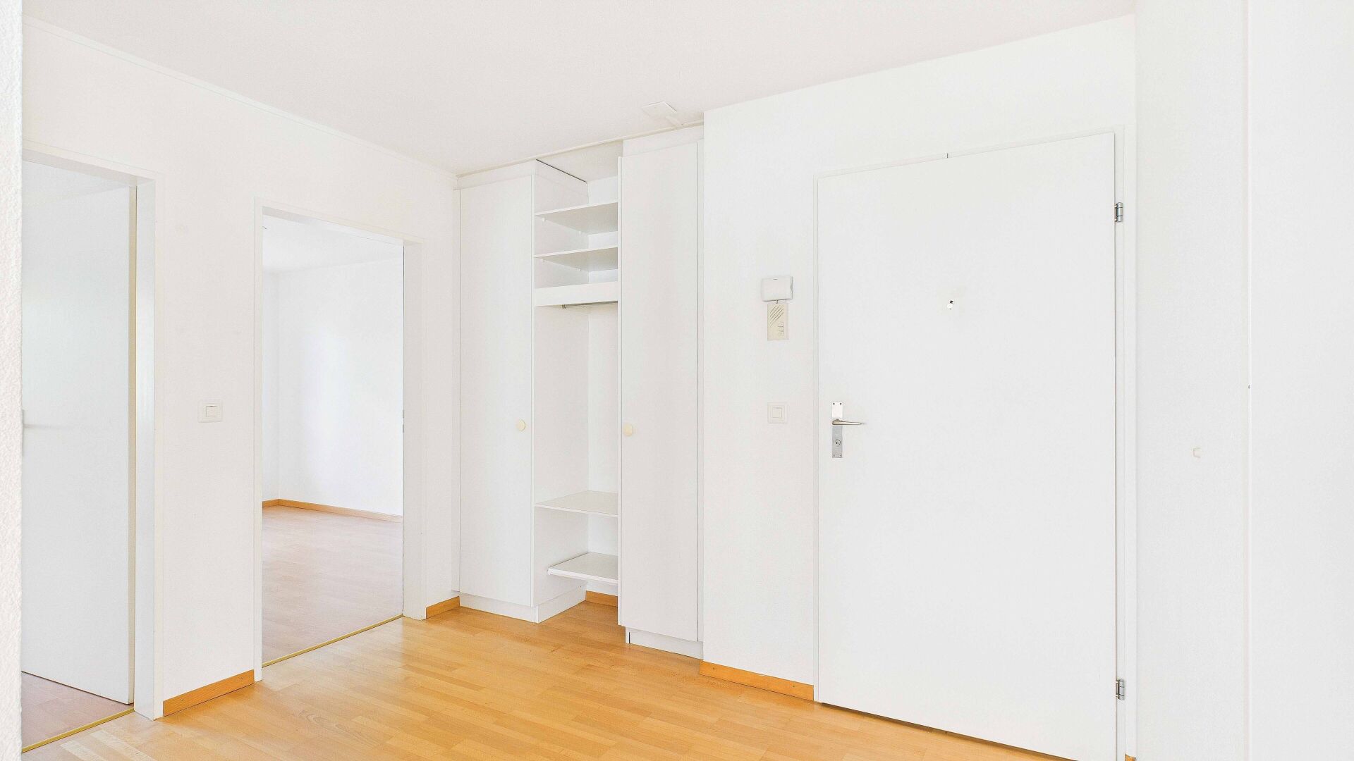 Heller Eingangsbereich mit Garderobenschrank