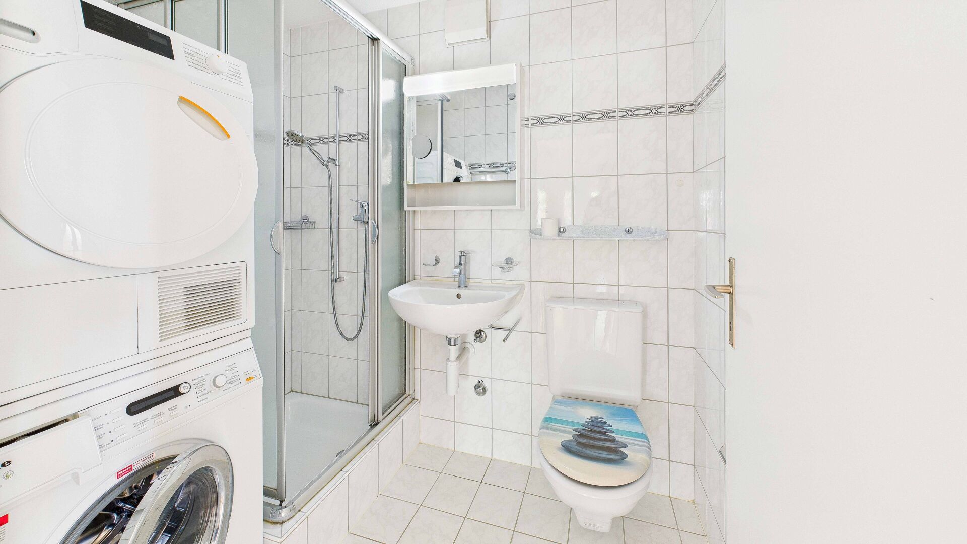 Kleines Badezimmer mit Waschturm